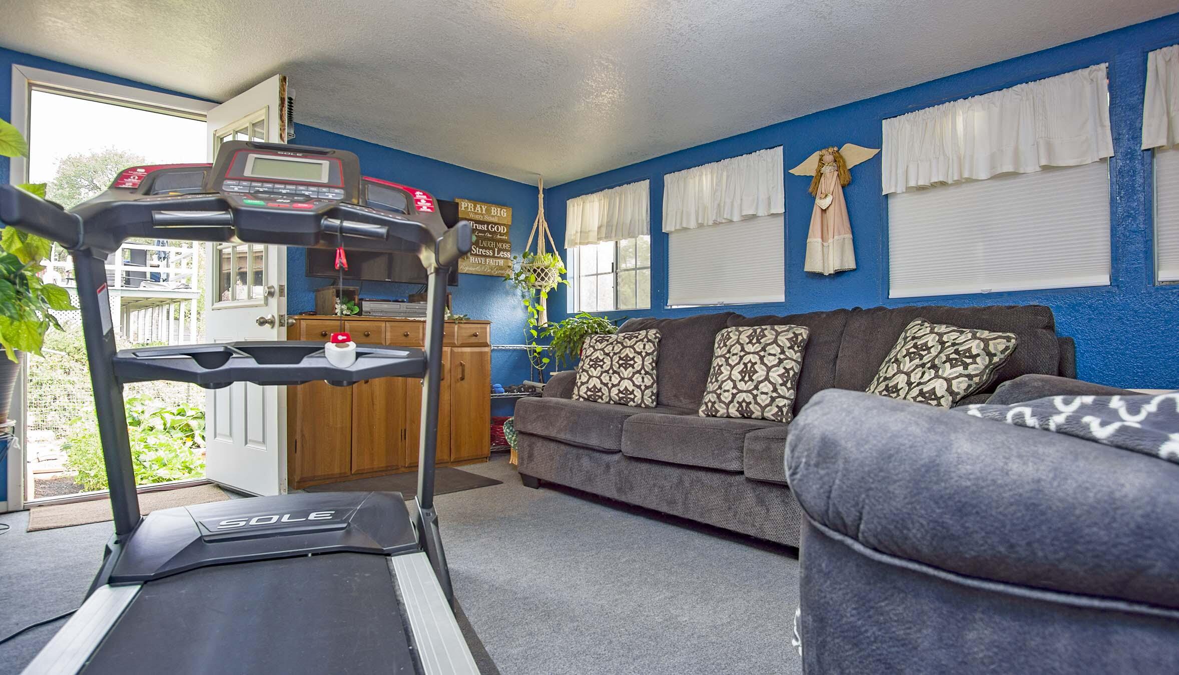 6899 Hyrax Road Anderson, CA 96007 - Photo 17 of 40 Exercise Relaxation Room