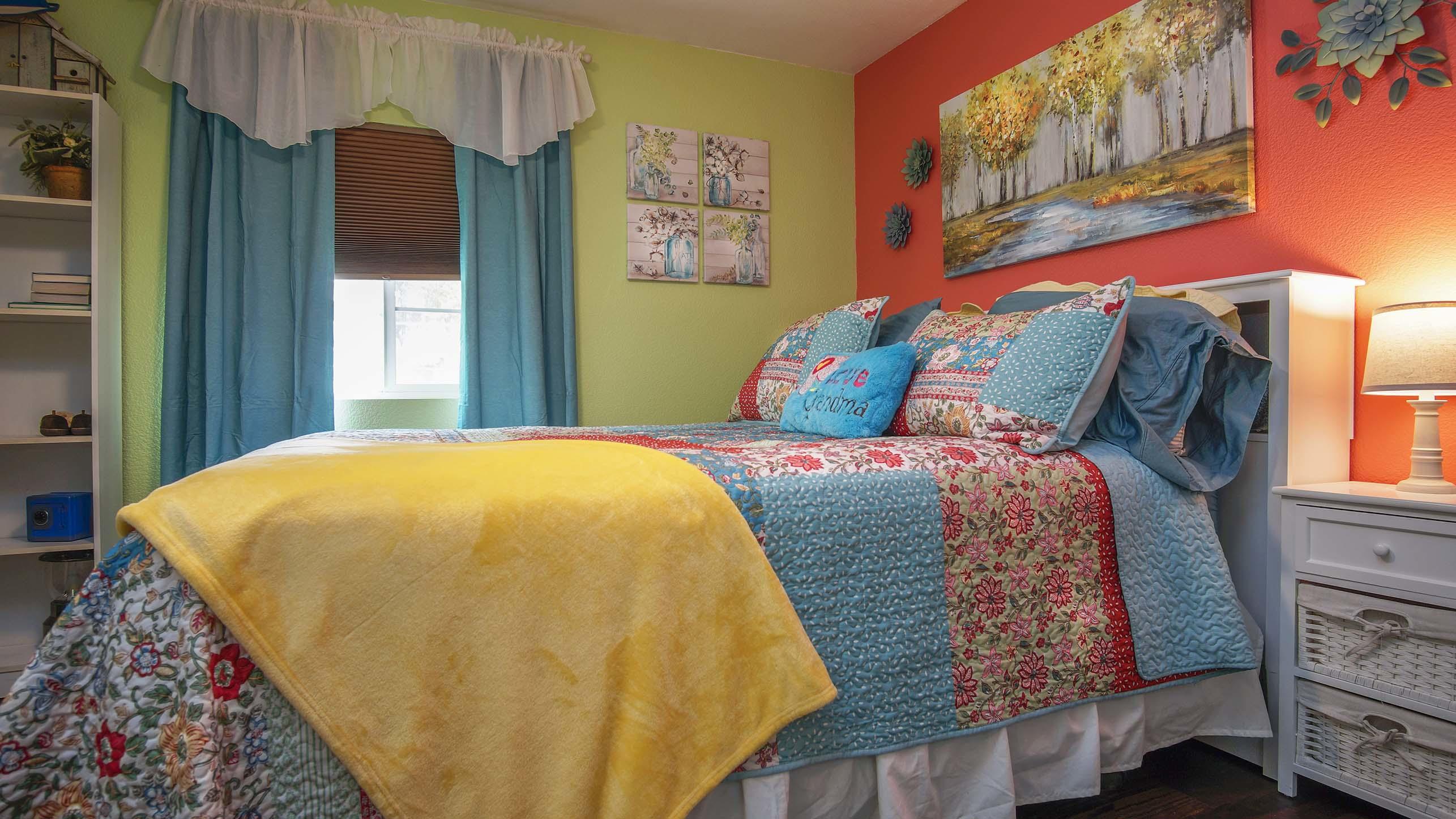 6899 Hyrax Road Anderson, CA 96007 - Photo 21 of 40 Guest Bedroom
