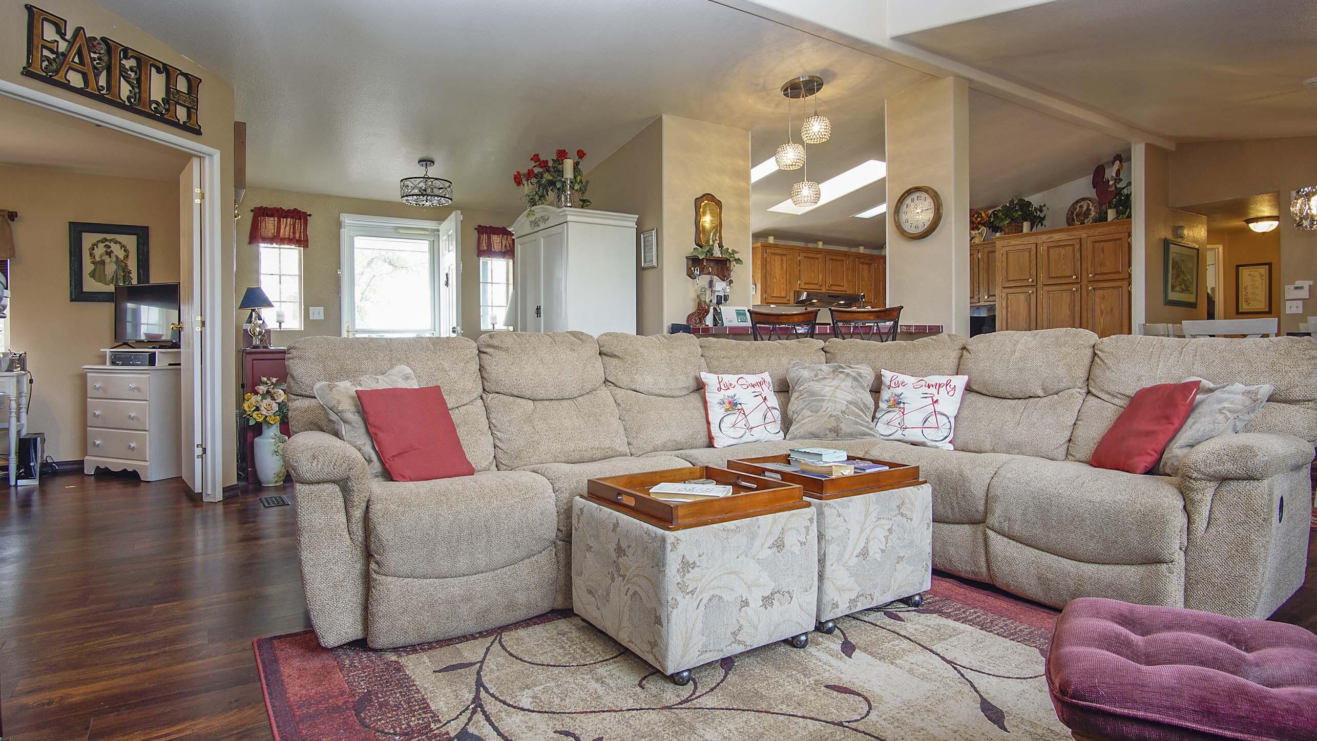 6899 Hyrax Road Anderson, CA 96007 - Photo 4 of 40 Living Room View
