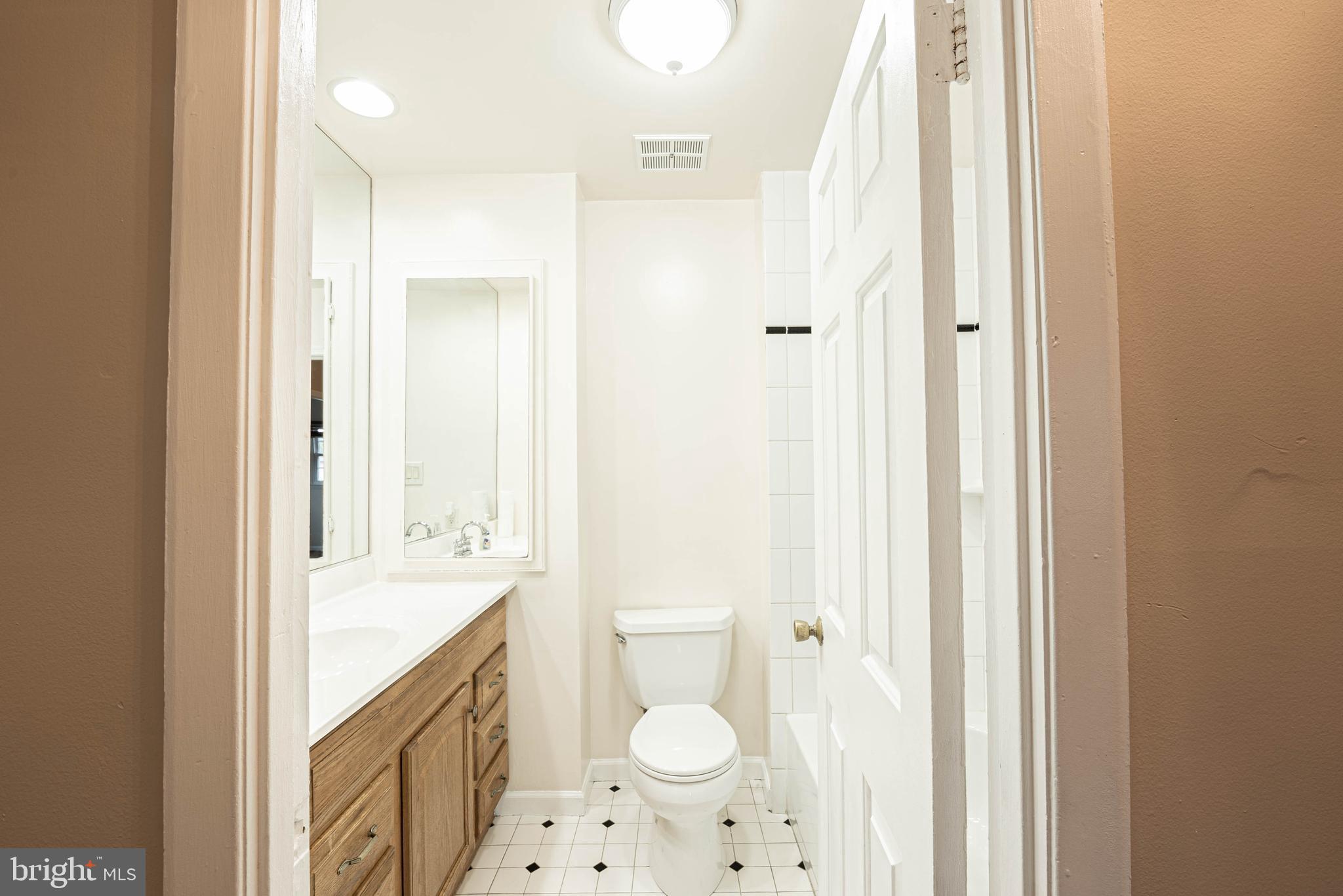 6102 Collinsway Road Baltimore, MD 21228 - Photo 20 of 45 Family/Hall Bath