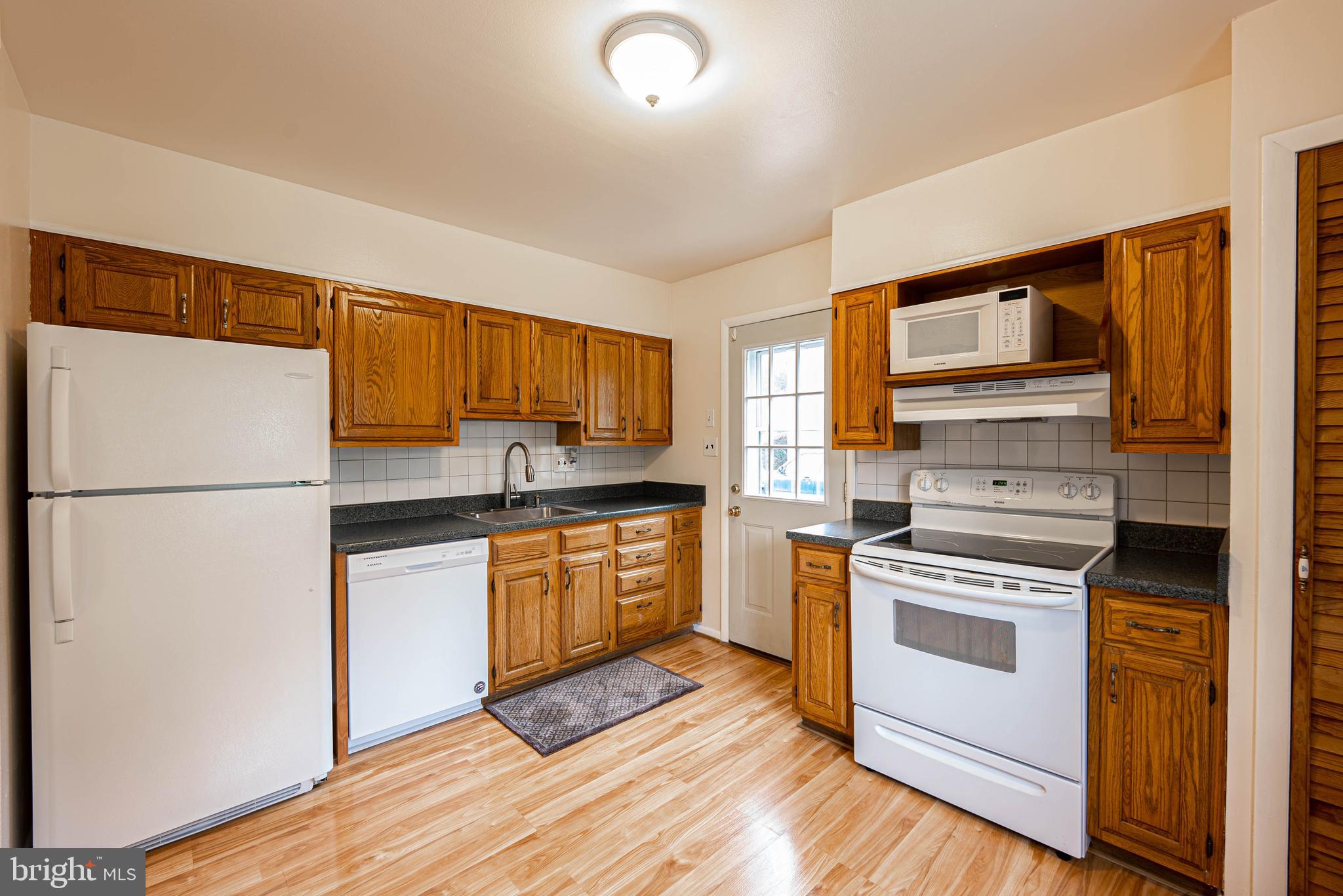 6102 Collinsway Road Baltimore, MD 21228 - Photo 8 of 45