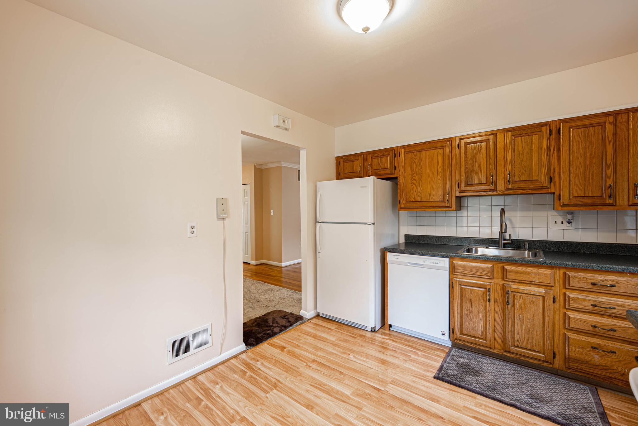 6102 Collinsway Road Baltimore, MD 21228 - Photo 9 of 45
