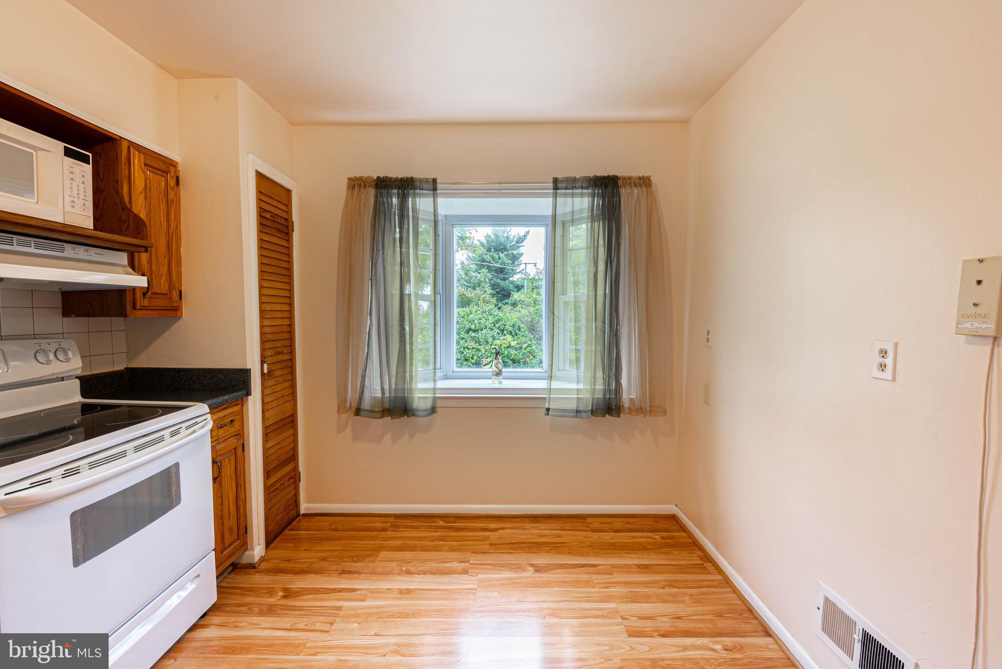 6102 Collinsway Road Baltimore, MD 21228 - Photo 10 of 45
