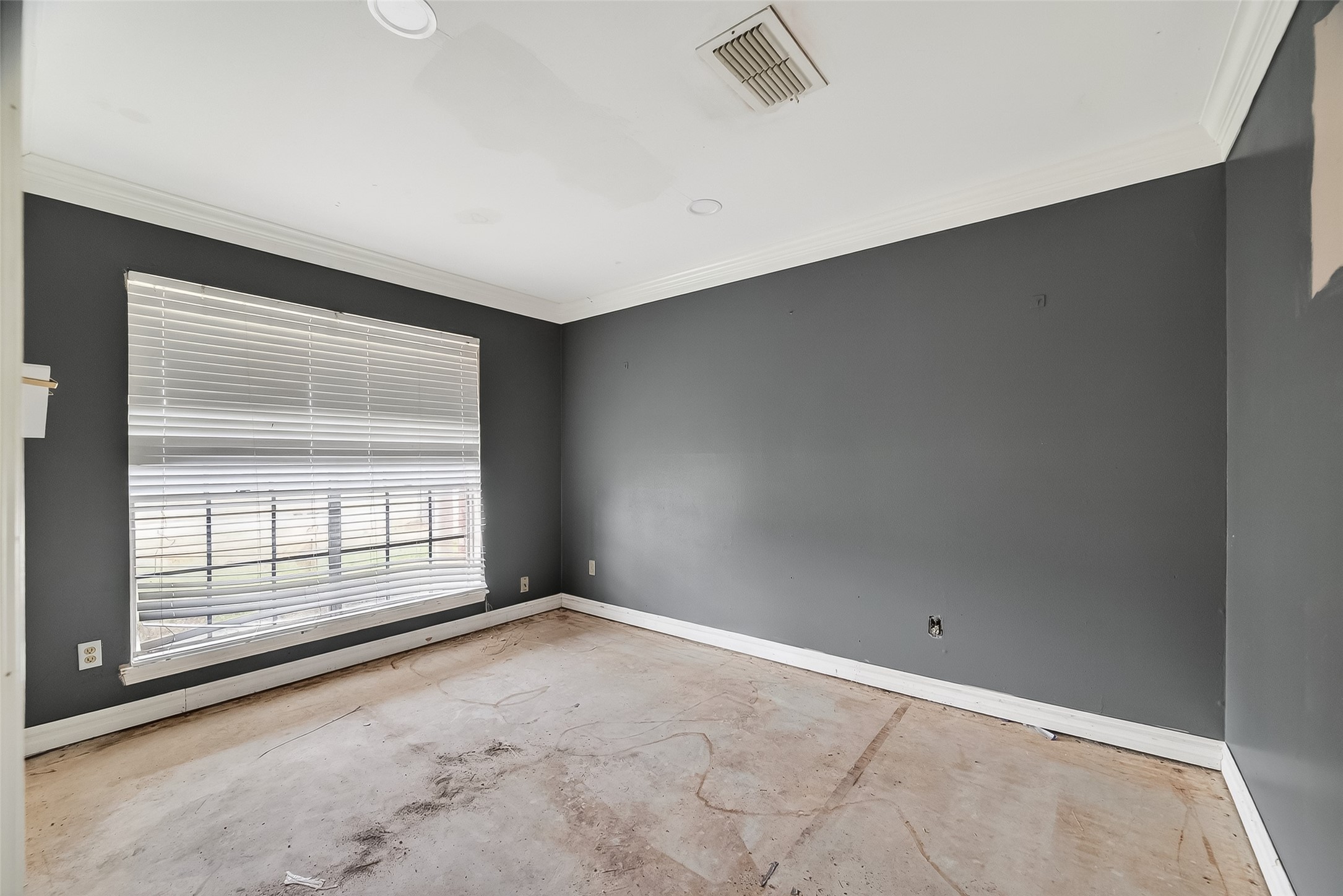 8438 Gallahad Street Houston, TX 77078 - Photo 12 of 36 an empty room with windows