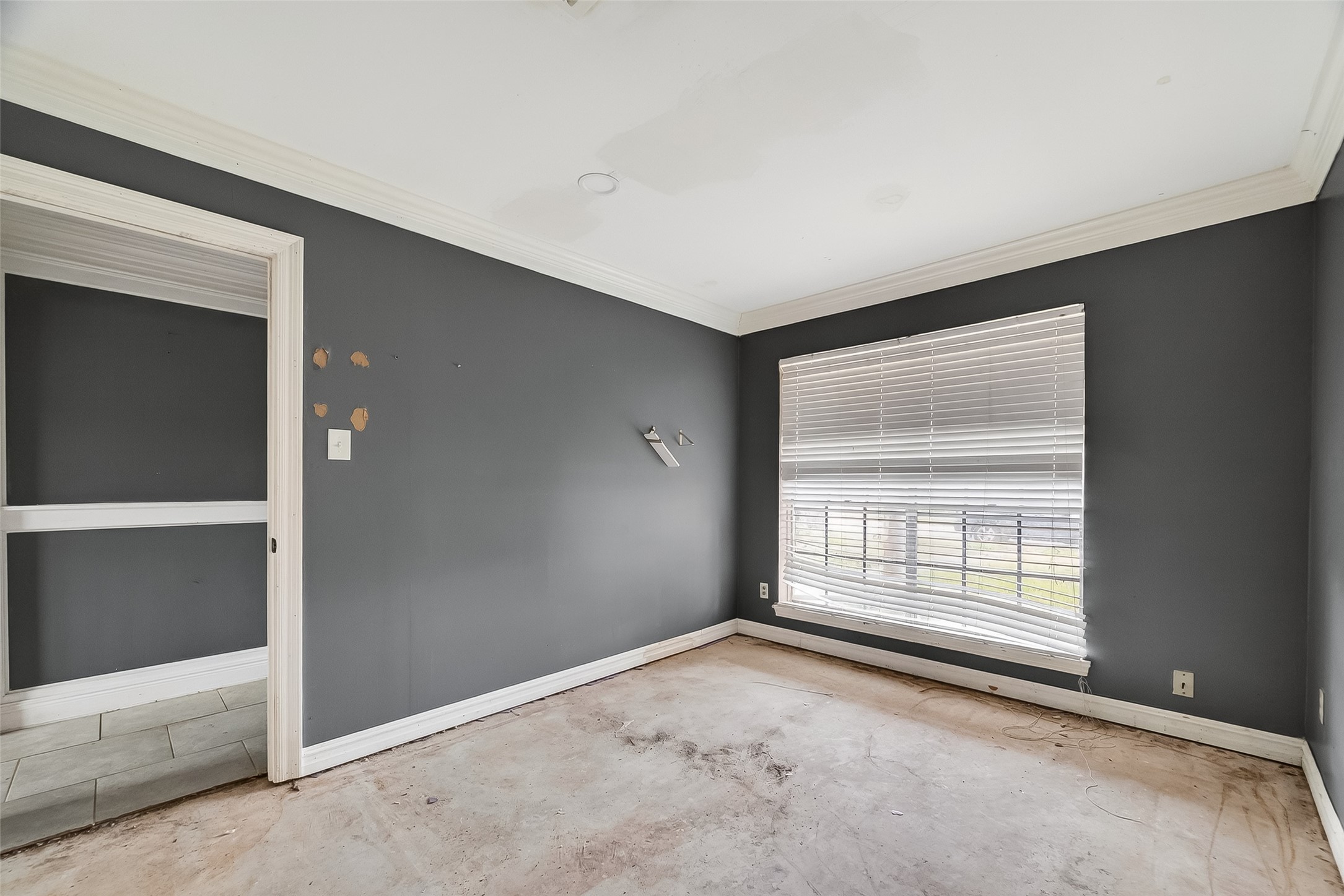 8438 Gallahad Street Houston, TX 77078 - Photo 13 of 36 an empty room with windows