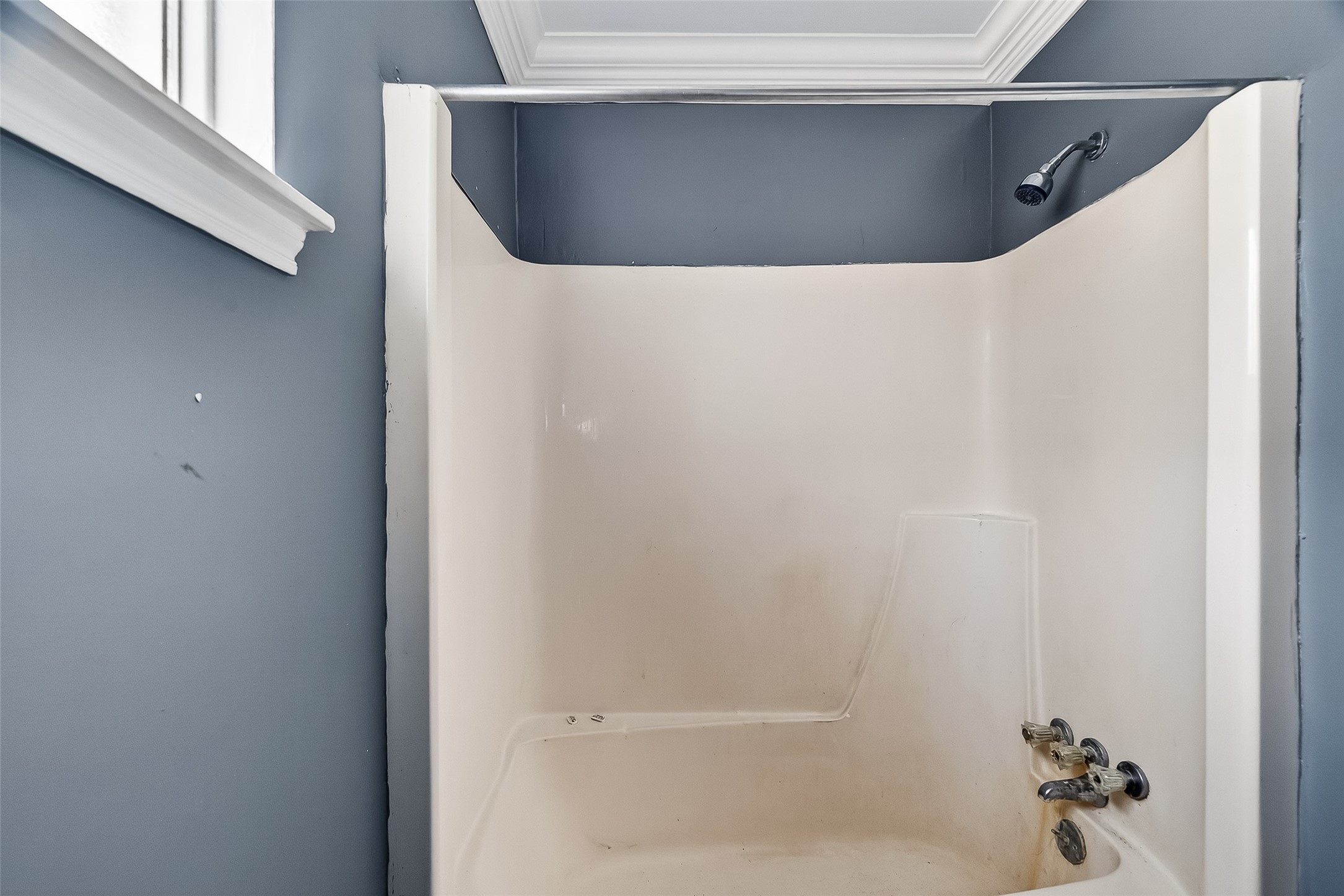 8438 Gallahad Street Houston, TX 77078 - Photo 19 of 36 a bathroom with a bathtub