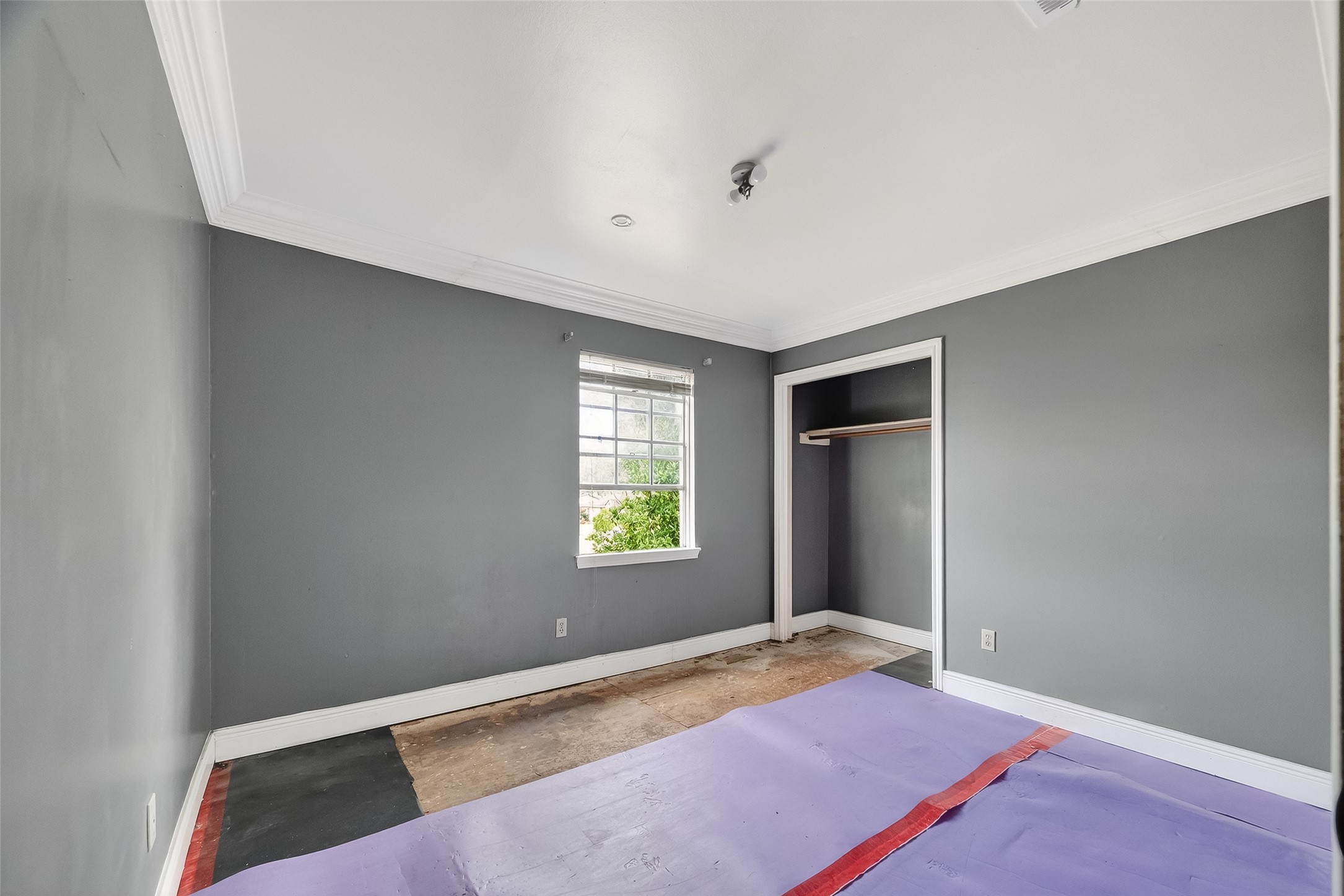 8438 Gallahad Street Houston, TX 77078 - Photo 26 of 36 an empty room with windows and closet