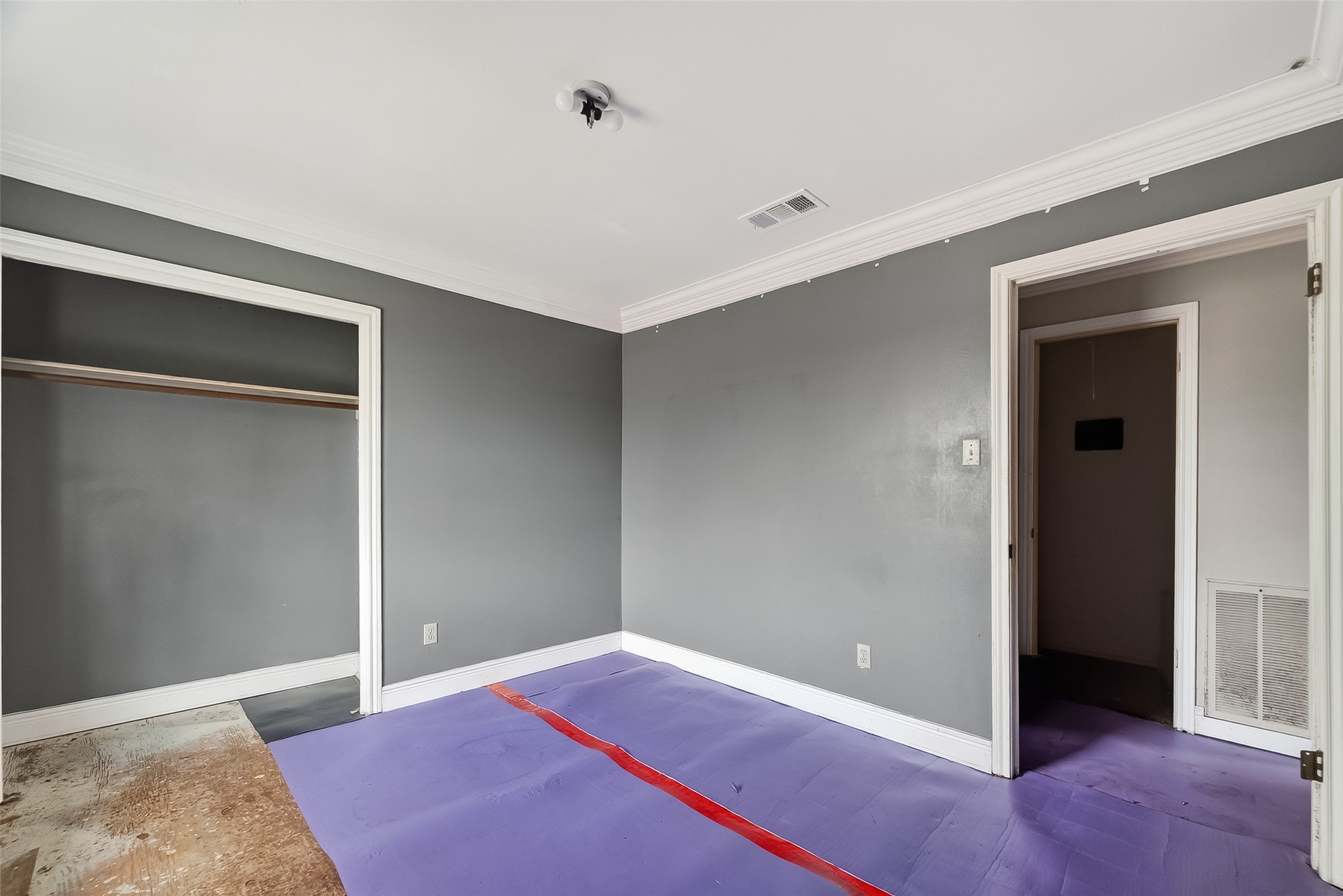8438 Gallahad Street Houston, TX 77078 - Photo 27 of 36 an empty room with closet
