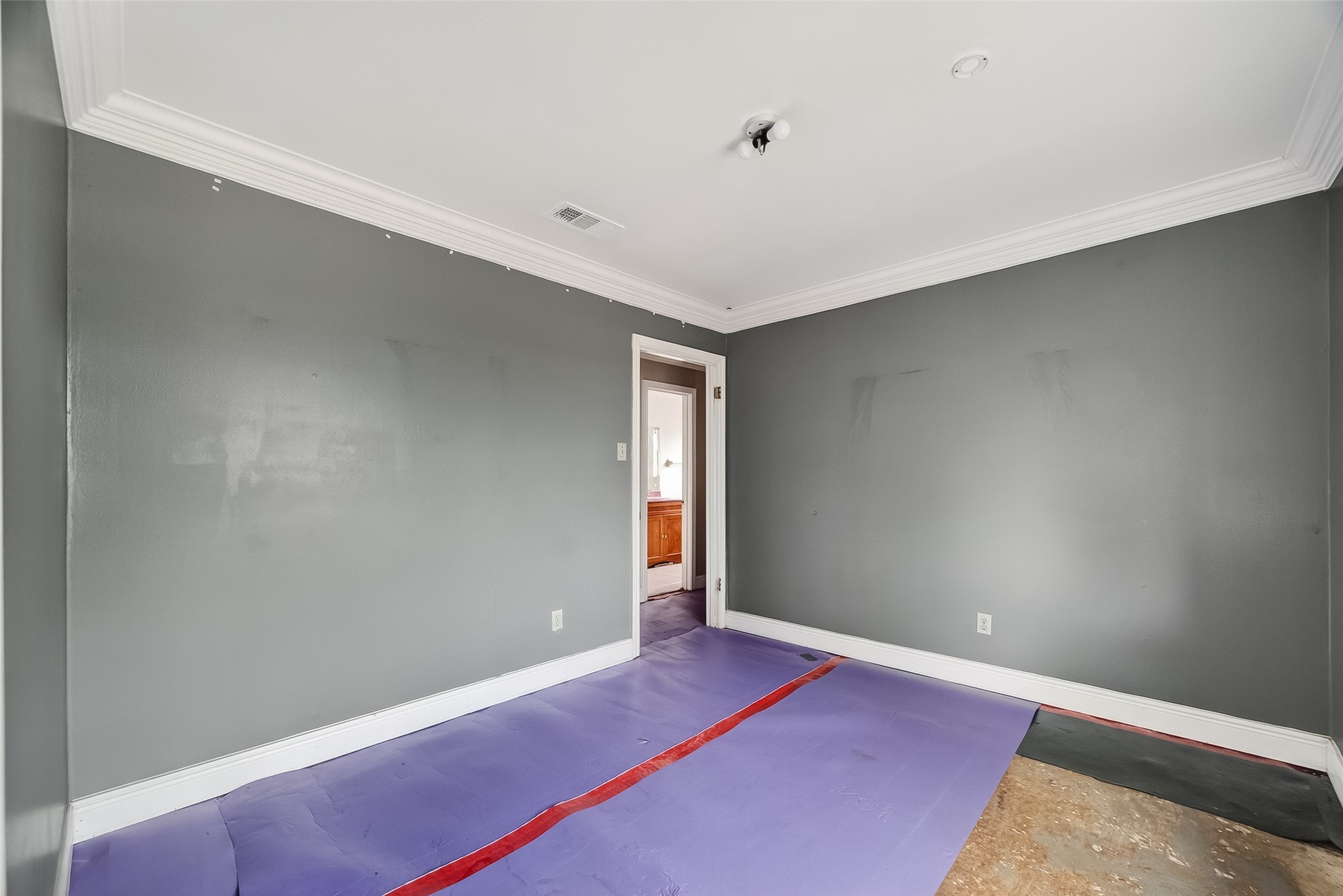 8438 Gallahad Street Houston, TX 77078 - Photo 28 of 36 an empty room with closet