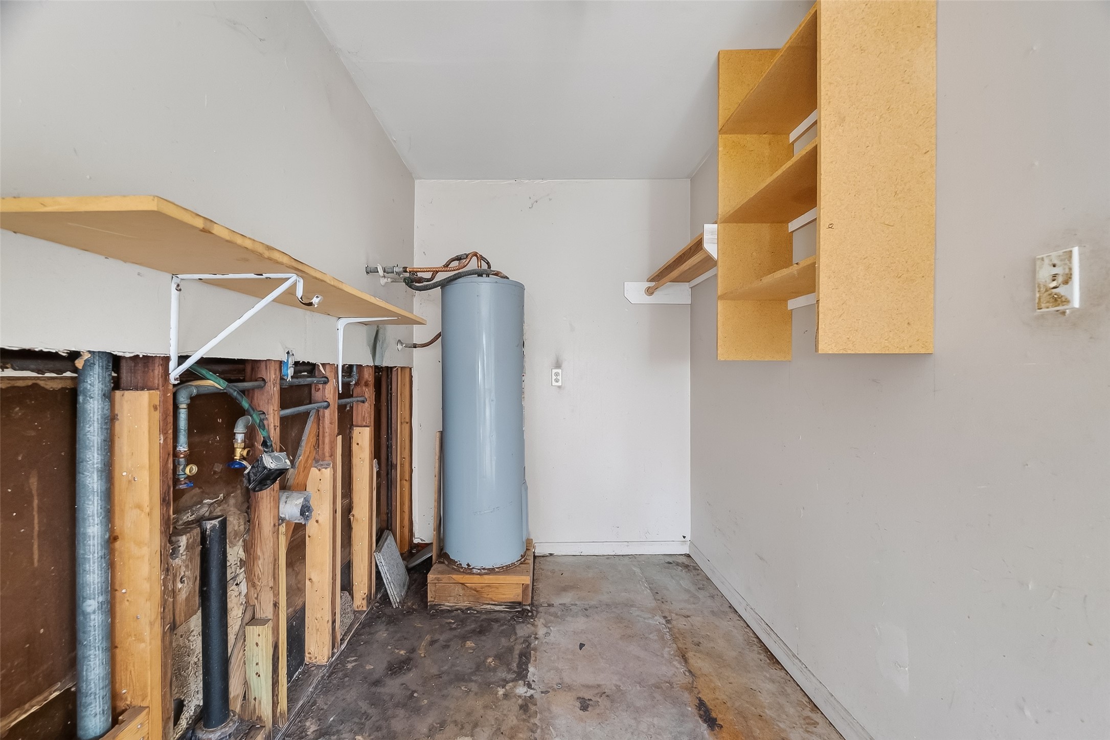 8438 Gallahad Street Houston, TX 77078 - Photo 33 of 36 a view of a room with gym equipment