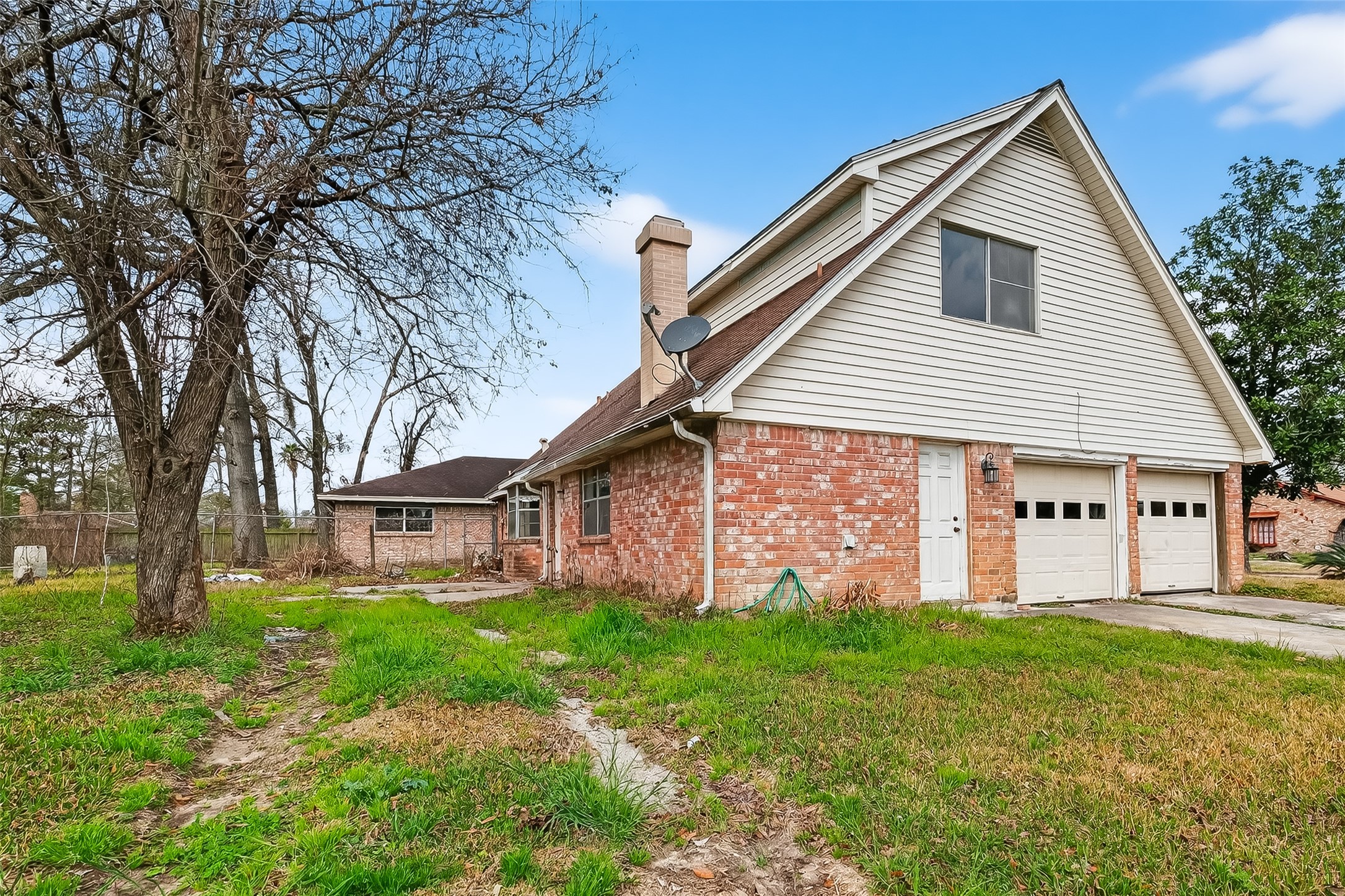 8438 Gallahad Street Houston, TX 77078 - Photo 5 of 36 a front view of a house with garden