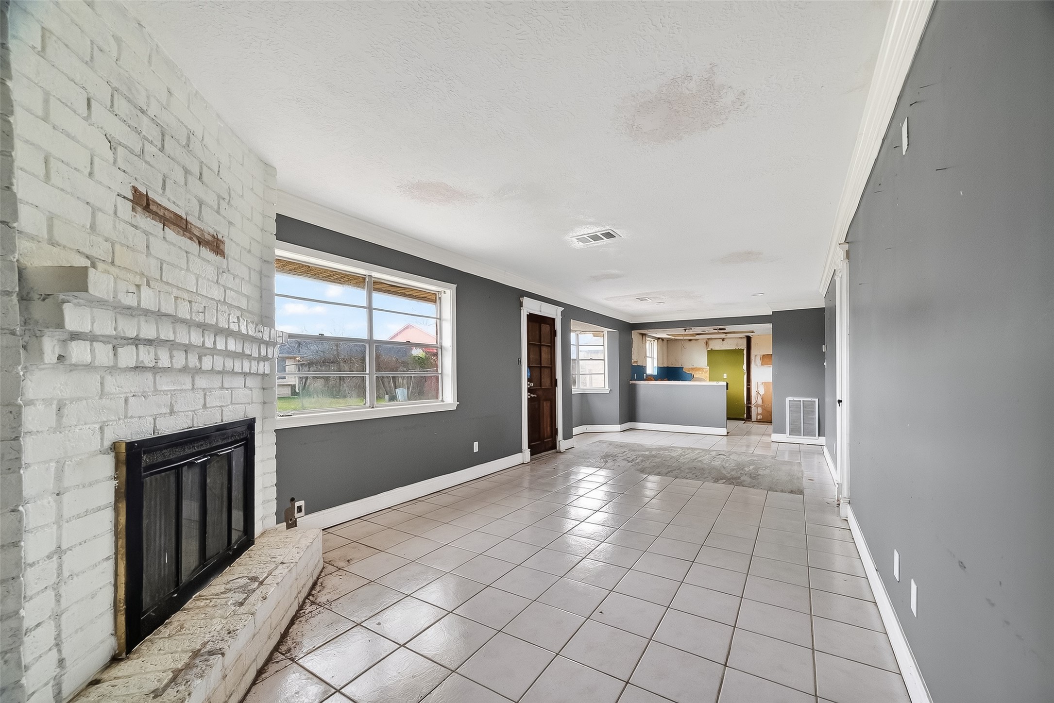 8438 Gallahad Street Houston, TX 77078 - Photo 7 of 36 a view of an empty room and window