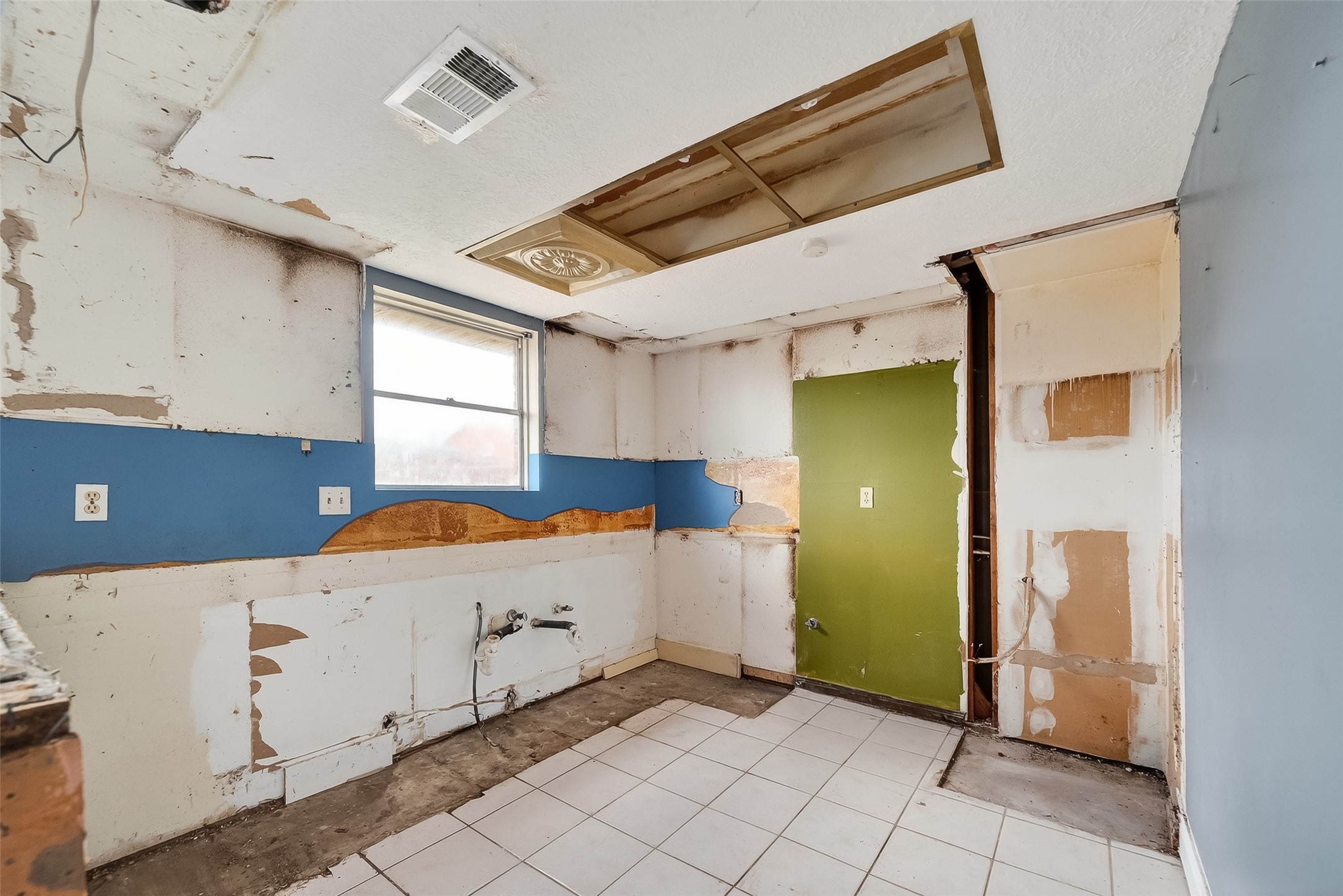 8438 Gallahad Street Houston, TX 77078 - Photo 9 of 36 a view of a storage & utility room