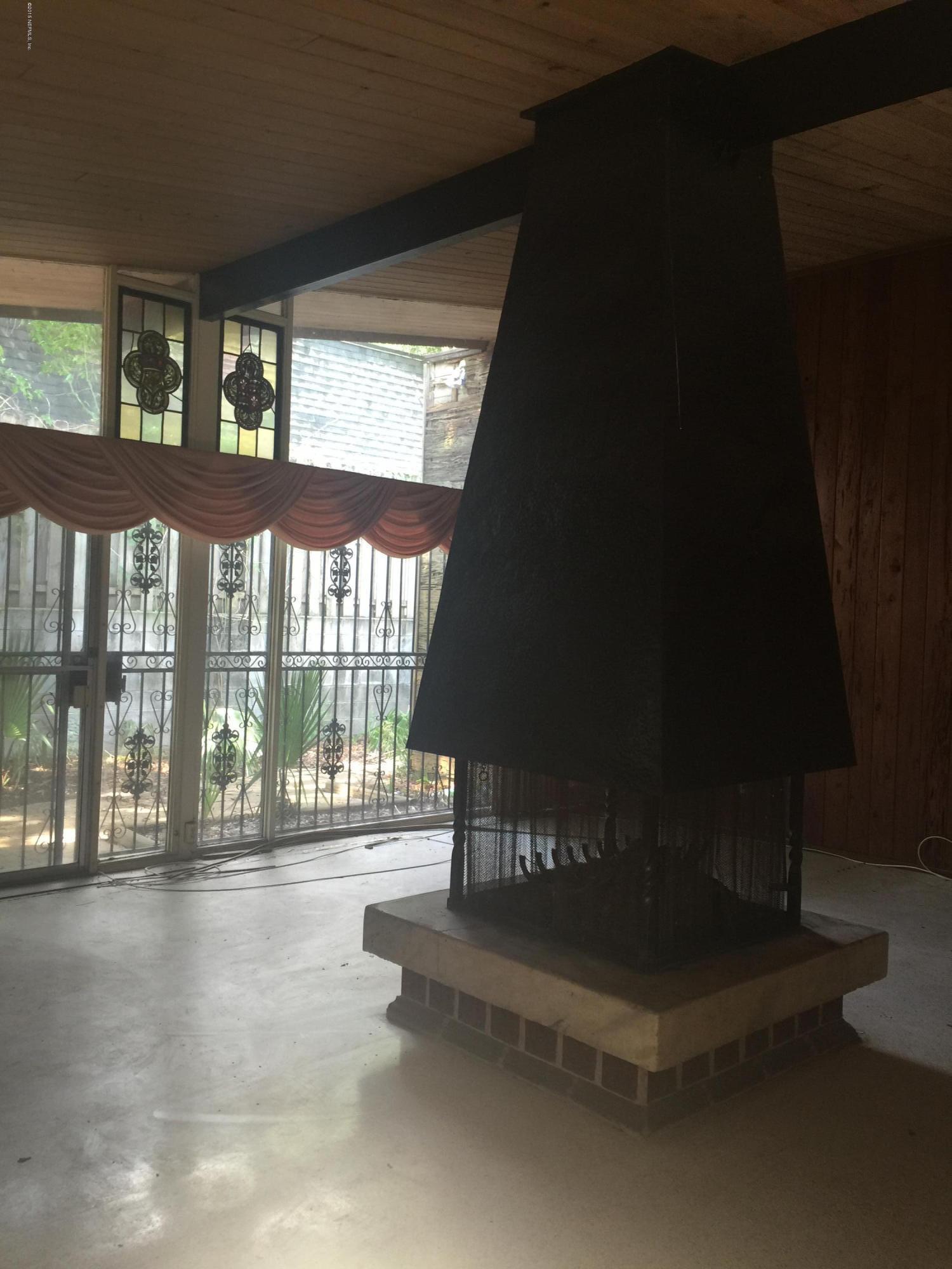 7902 Wildwood Road Jacksonville, FL 32211 - Photo 2 of 16 Living Room Overlooking Back Courtyard