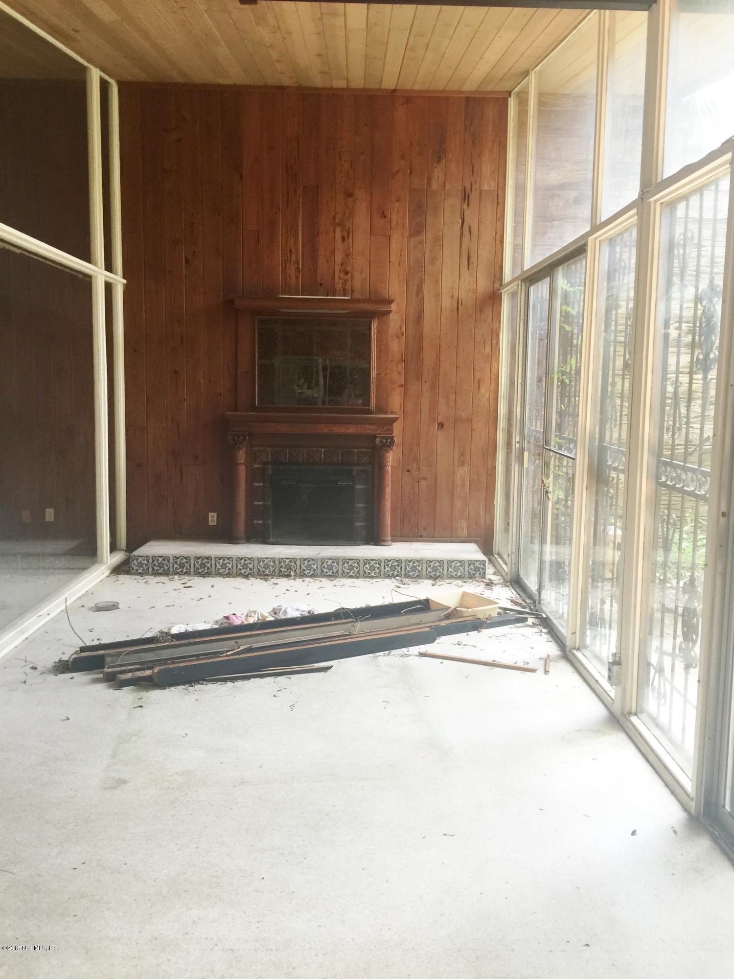 7902 Wildwood Road Jacksonville, FL 32211 - Photo 5 of 16 Sunroom Overlooking Back Courtyard