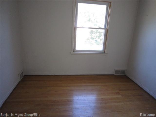 27 Maplefield Road Pleasant Ridge, MI 48069 - Photo 9 of 9 BED 3