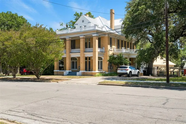 $1,195,000 | 504 South Main Street, Lockhart, TX 78644