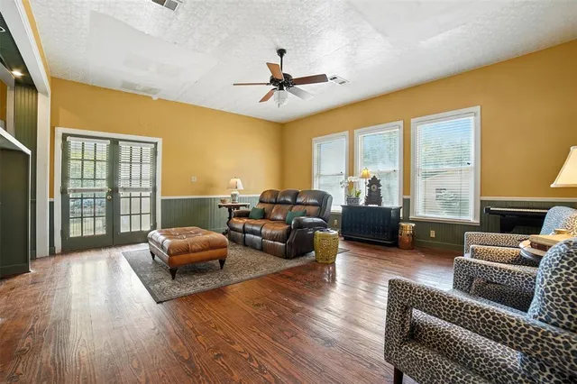 $1,195,000 | 504 South Main Street, Lockhart, TX 78644