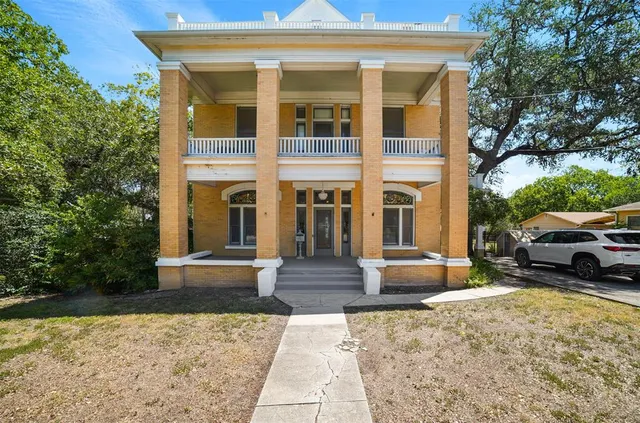 $1,195,000 | 504 South Main Street, Lockhart, TX 78644