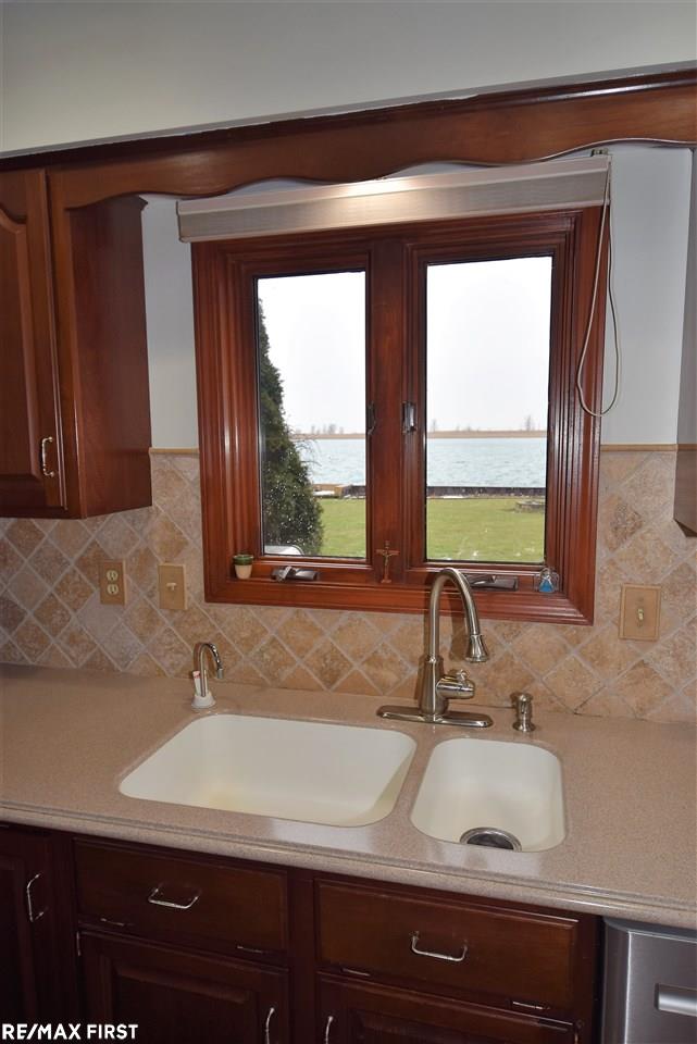 7352 Riverside Drive Algonac, MI 48001 - Photo 36 of 70 50032846-35.JPG
