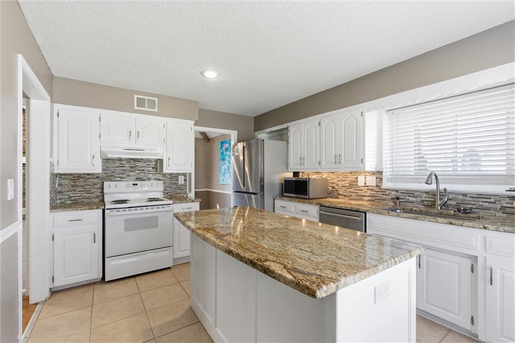 3714 Southwest Windemere Drive Lee's Summit, MO 64082 - Photo 11 of 39