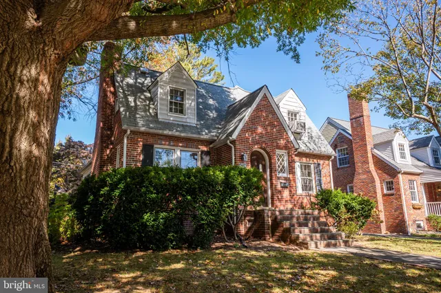 $3,800 | 4739 16th Street North, Arlington, VA 22207