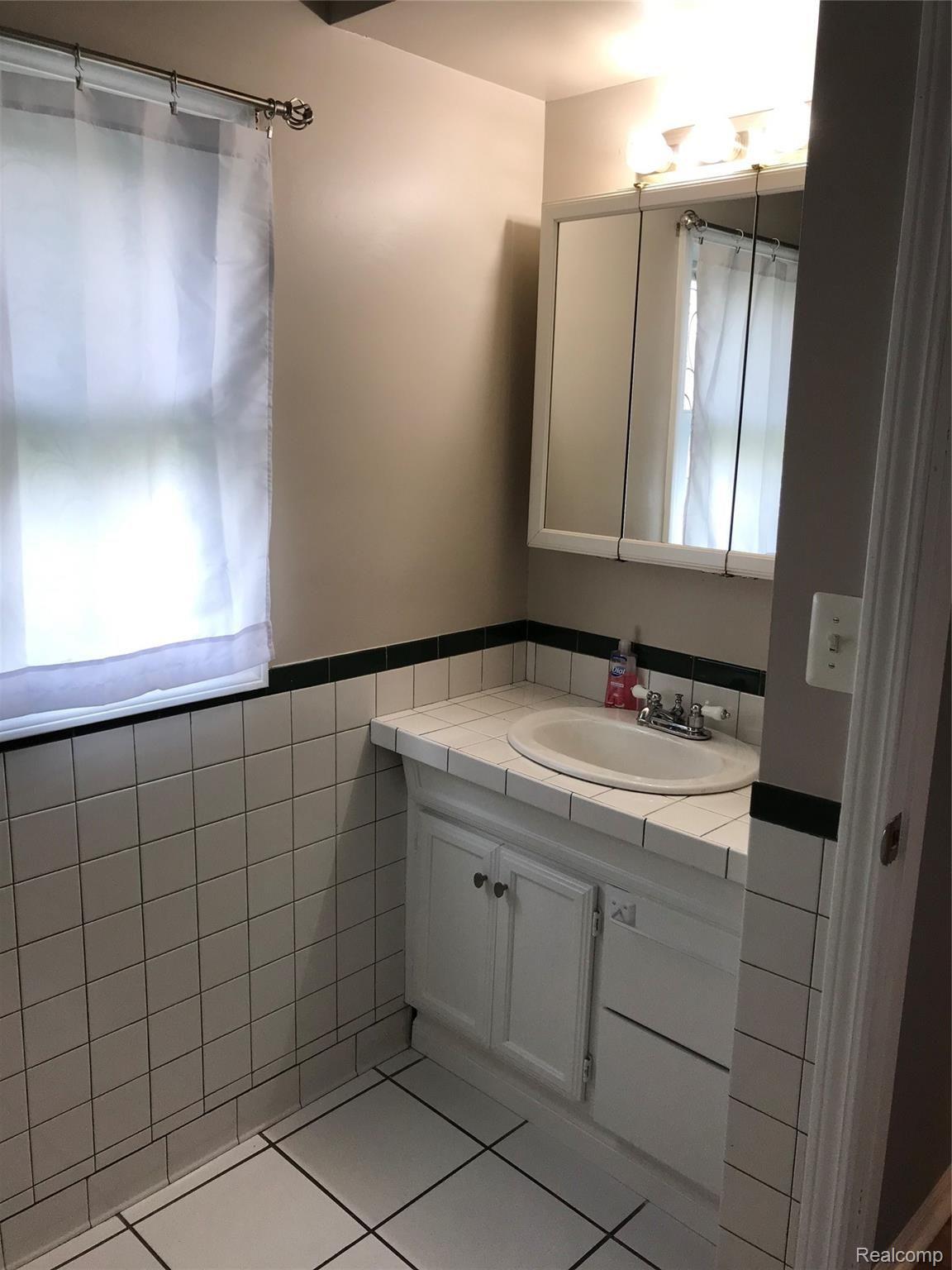 2173 South Dye Road Flint, MI 48532 - Photo 15 of 26 Bathroom - View2
