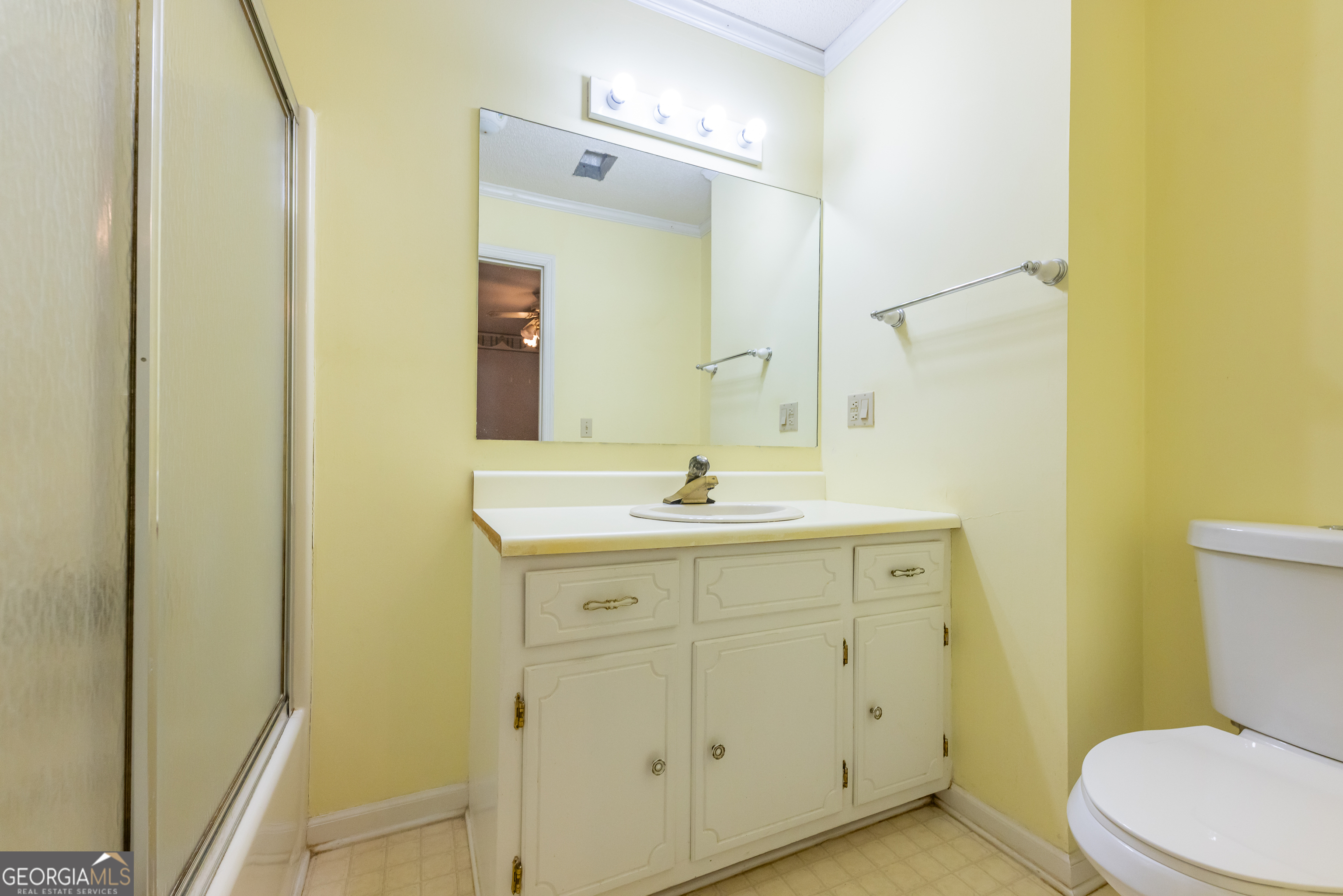 124 David Drive Thomaston, GA 30286 - Photo 19 of 43 a bathroom with a sink a toilet a mirror and shower