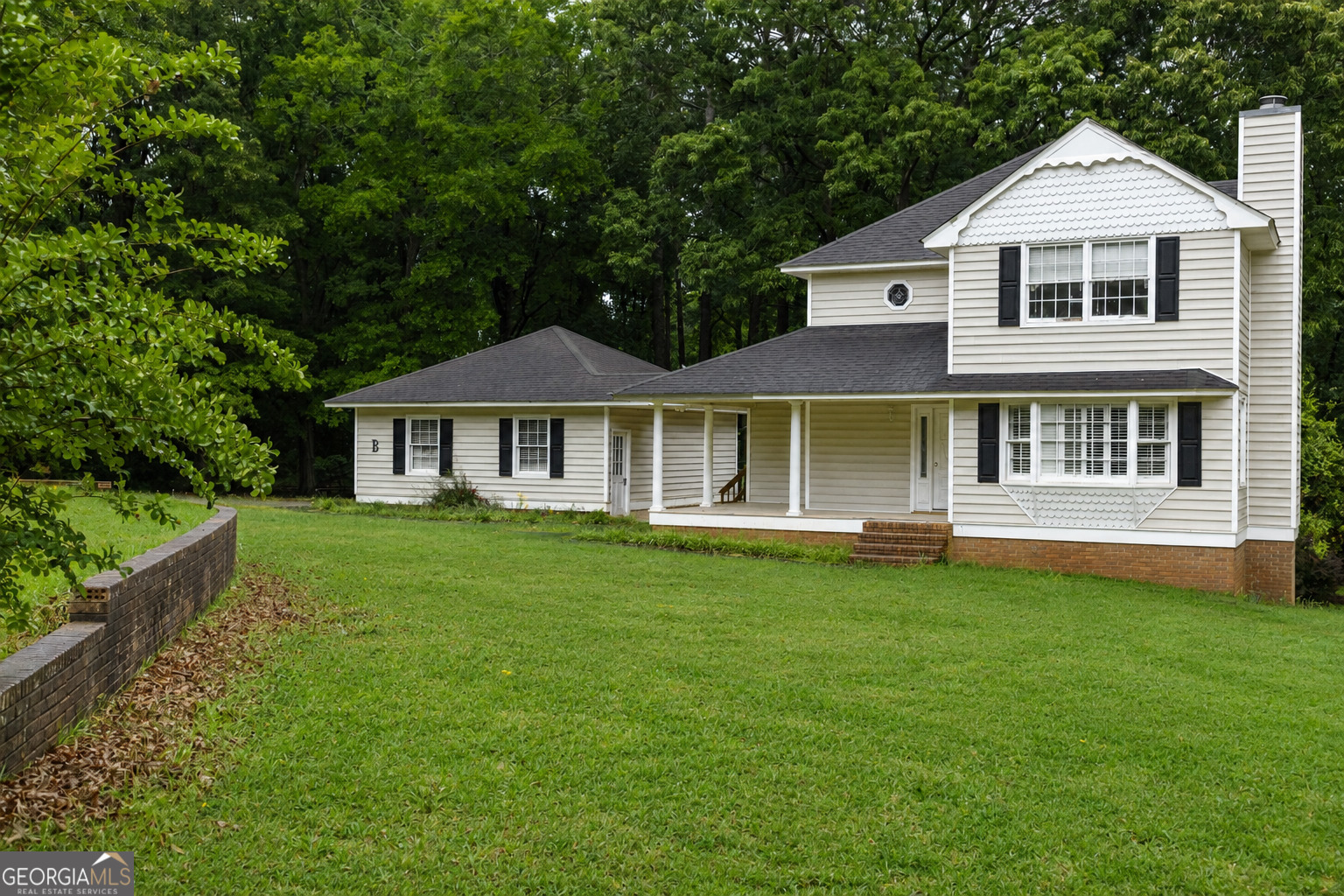 124 David Drive Thomaston, GA 30286 - Photo 3 of 43 a front view of a house with a garden