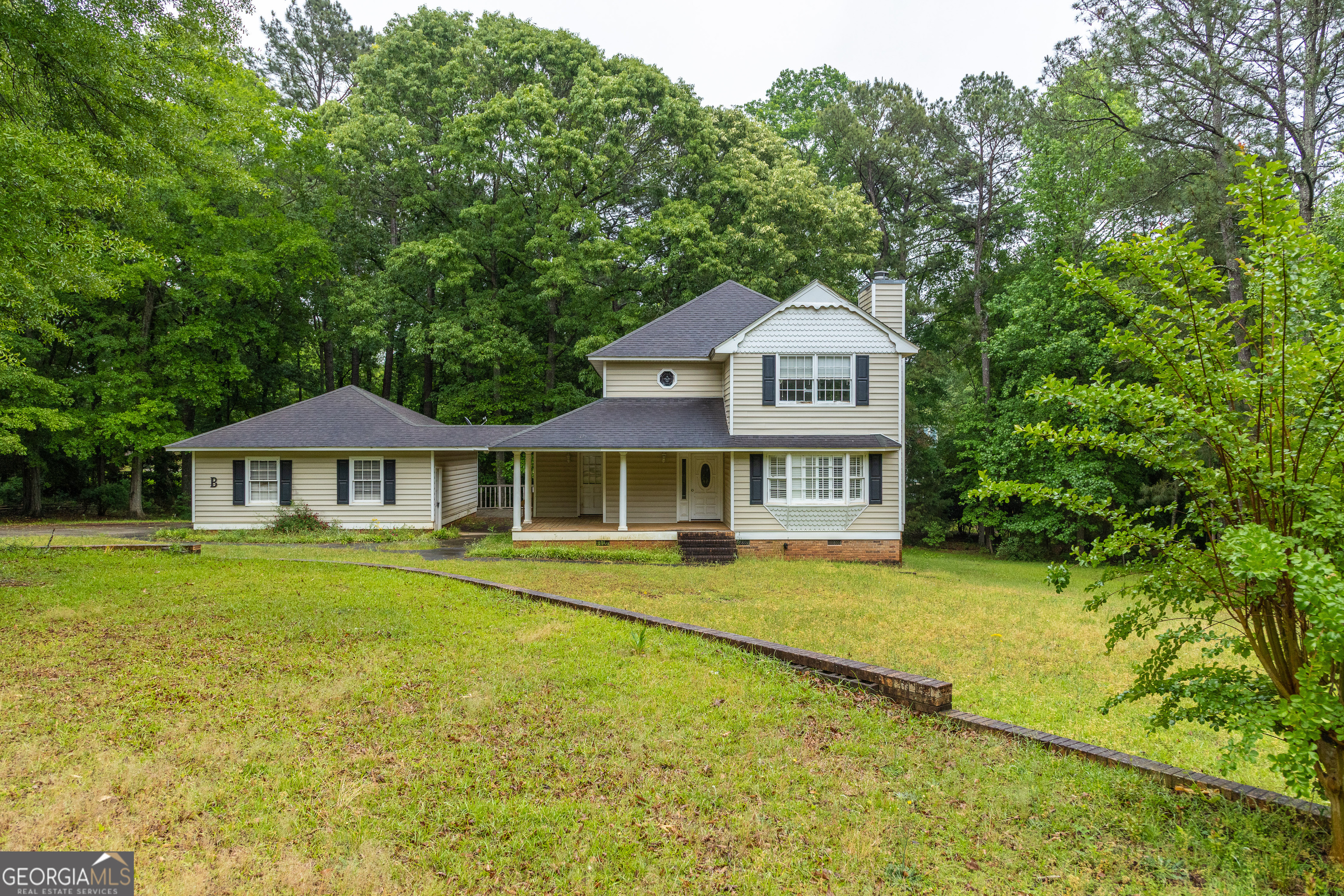 124 David Drive Thomaston, GA 30286 - Photo 31 of 43 a front view of a house with a garden