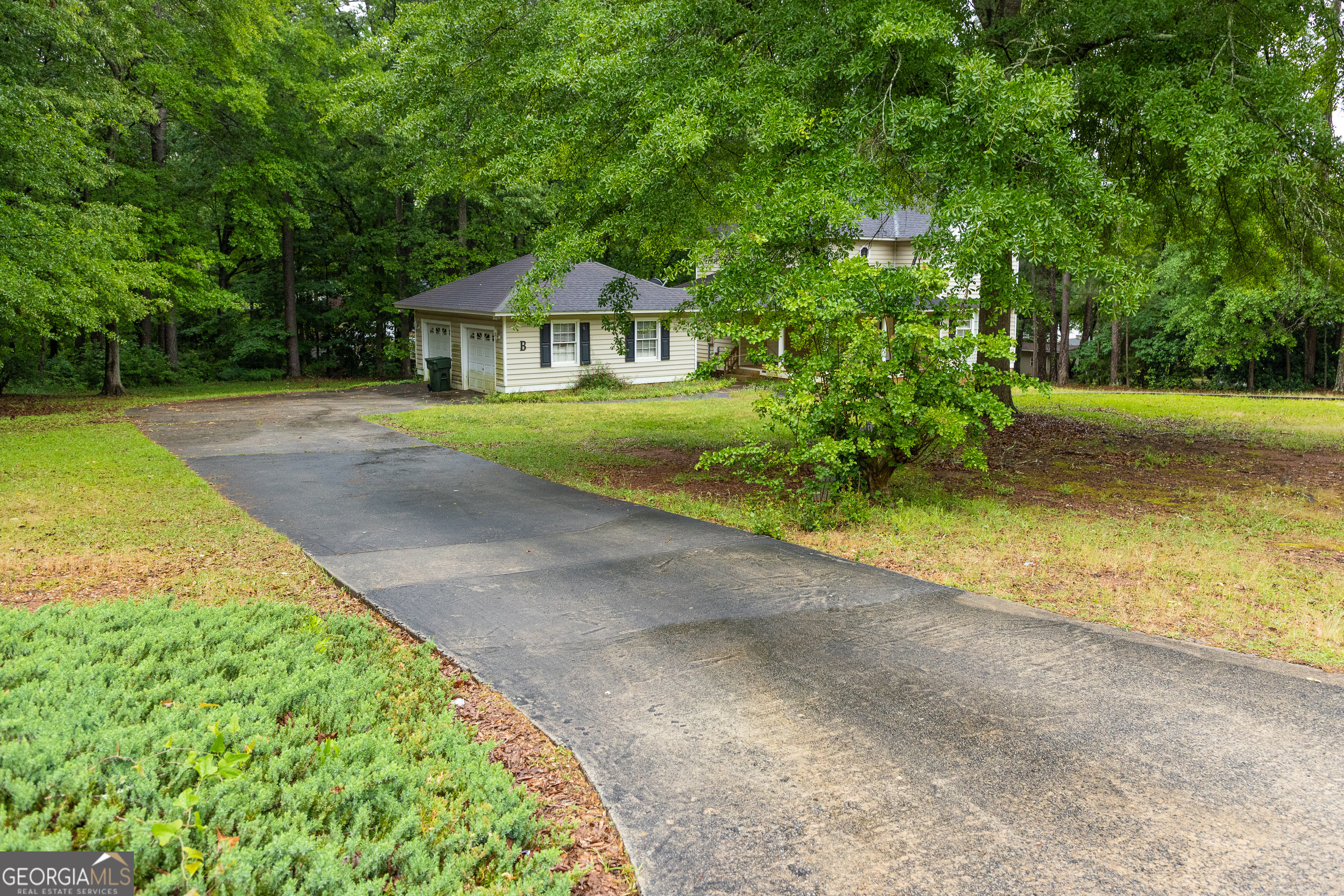 124 David Drive Thomaston, GA 30286 - Photo 33 of 43 a front view of a house with a yard