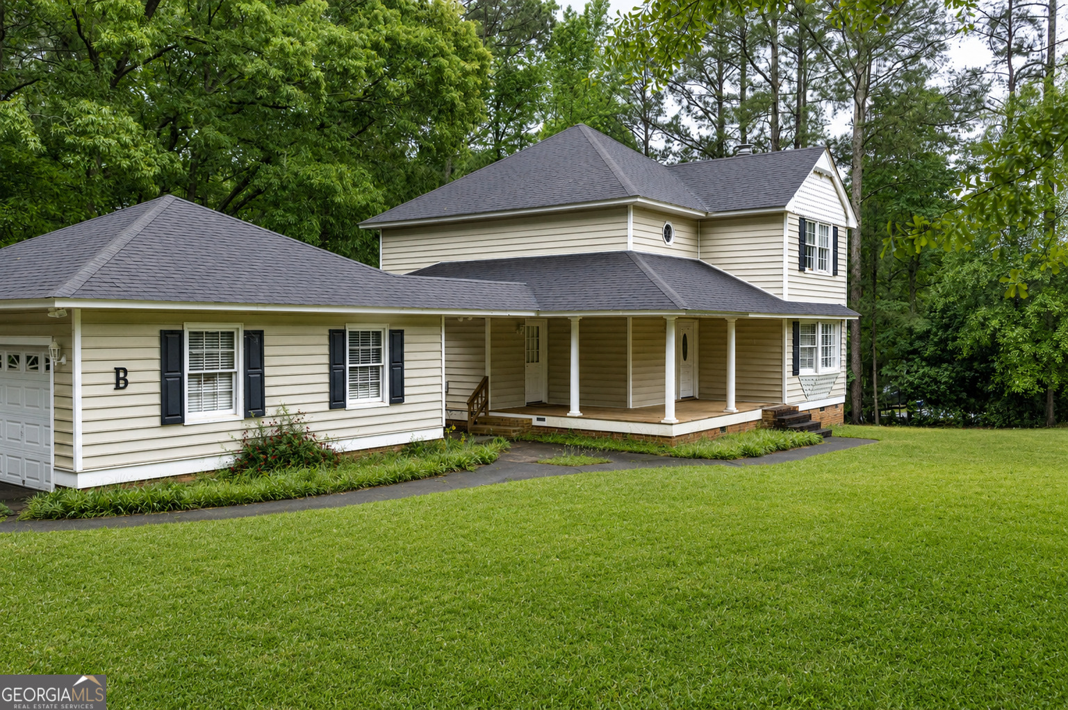 124 David Drive Thomaston, GA 30286 - Photo 35 of 43 a front view of a house with a yard