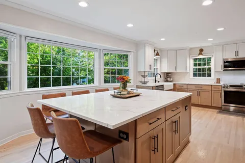 $700,000 | 522 Shadyway Road, Wayzata, MN 55391