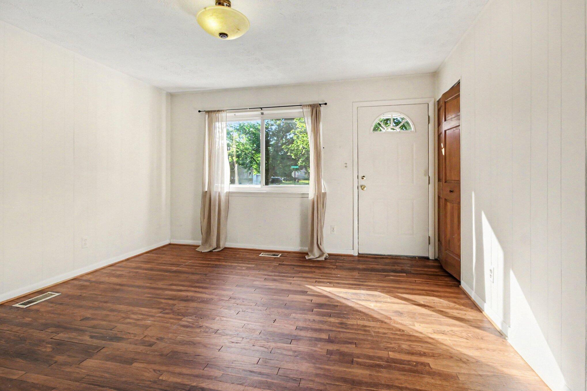 1307 Fall River Road Ypsilanti, MI 48198 - Photo 7 of 30 008_file_4122