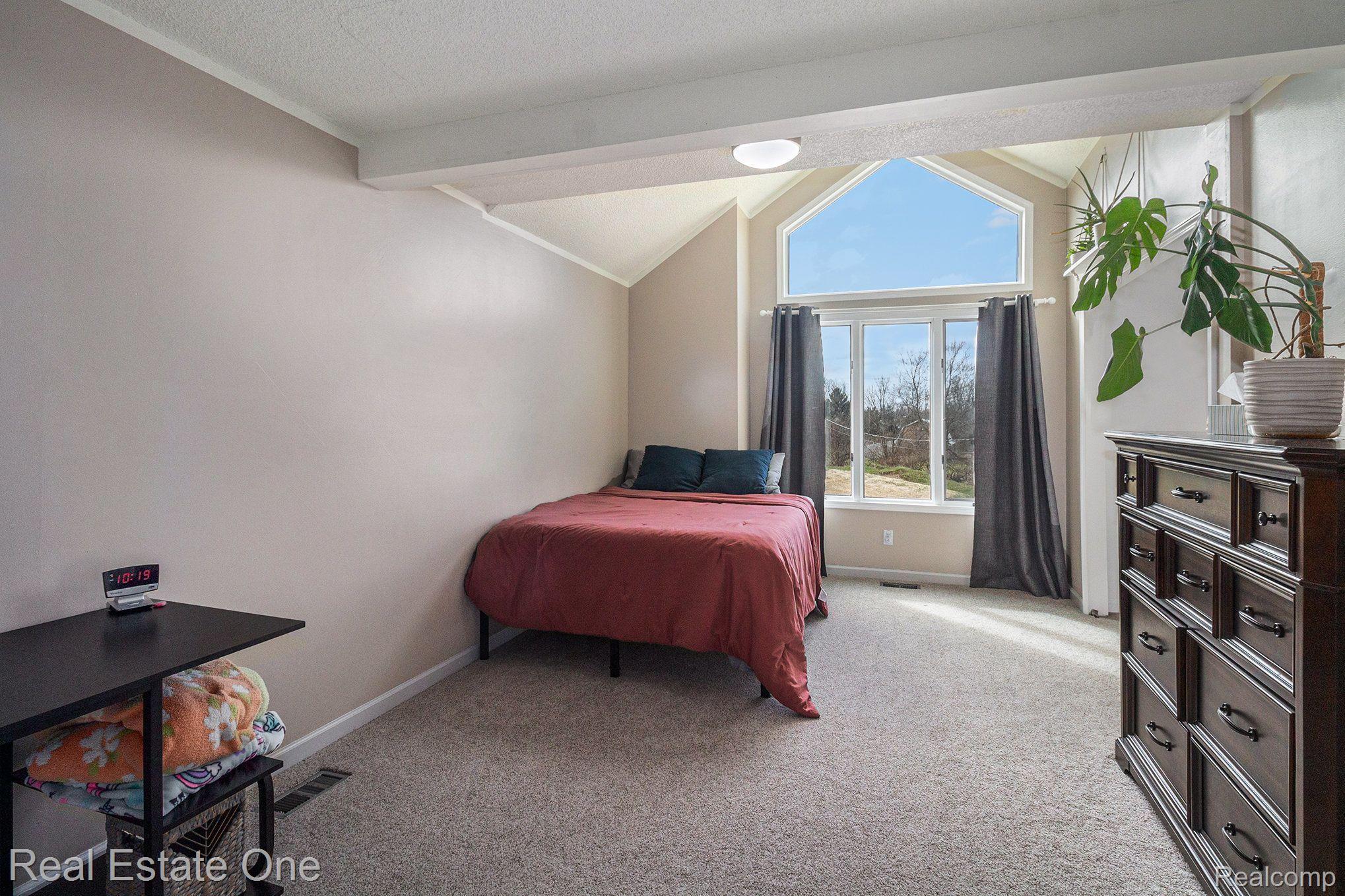 8155 Sheraton Park Road Fenton, MI 48430 - Photo 29 of 37 Second level bedroom2