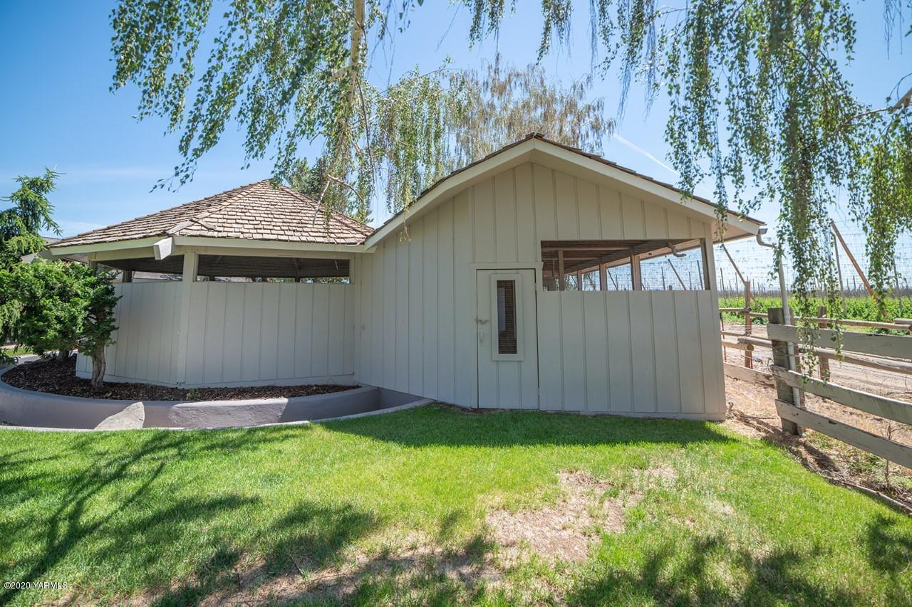 8540-2 Fort Road Wapato, WA 98951 - Photo 13 of 55 a front view of a house with garden