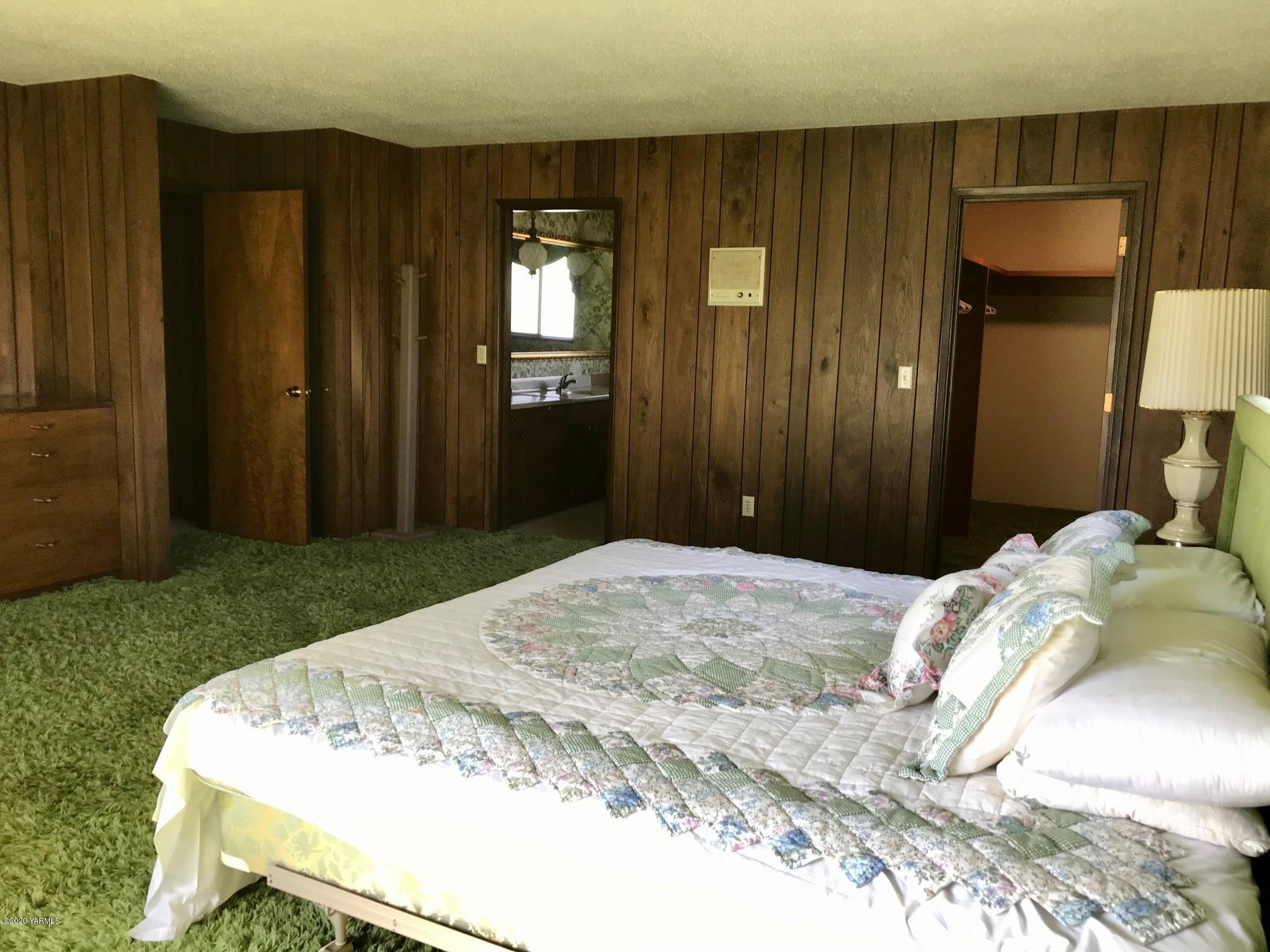 8540-2 Fort Road Wapato, WA 98951 - Photo 18 of 55 a bedroom with a bed and a mirror