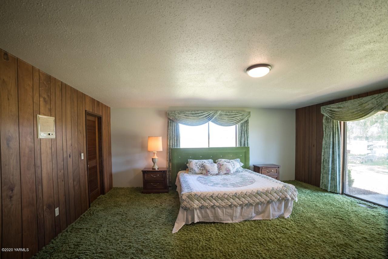 8540-2 Fort Road Wapato, WA 98951 - Photo 19 of 55 a bedroom with a bed and a window