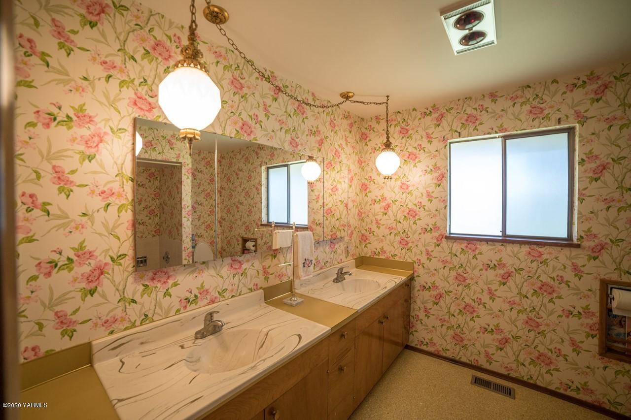 8540-2 Fort Road Wapato, WA 98951 - Photo 28 of 55 a bathroom with a sink and a mirror