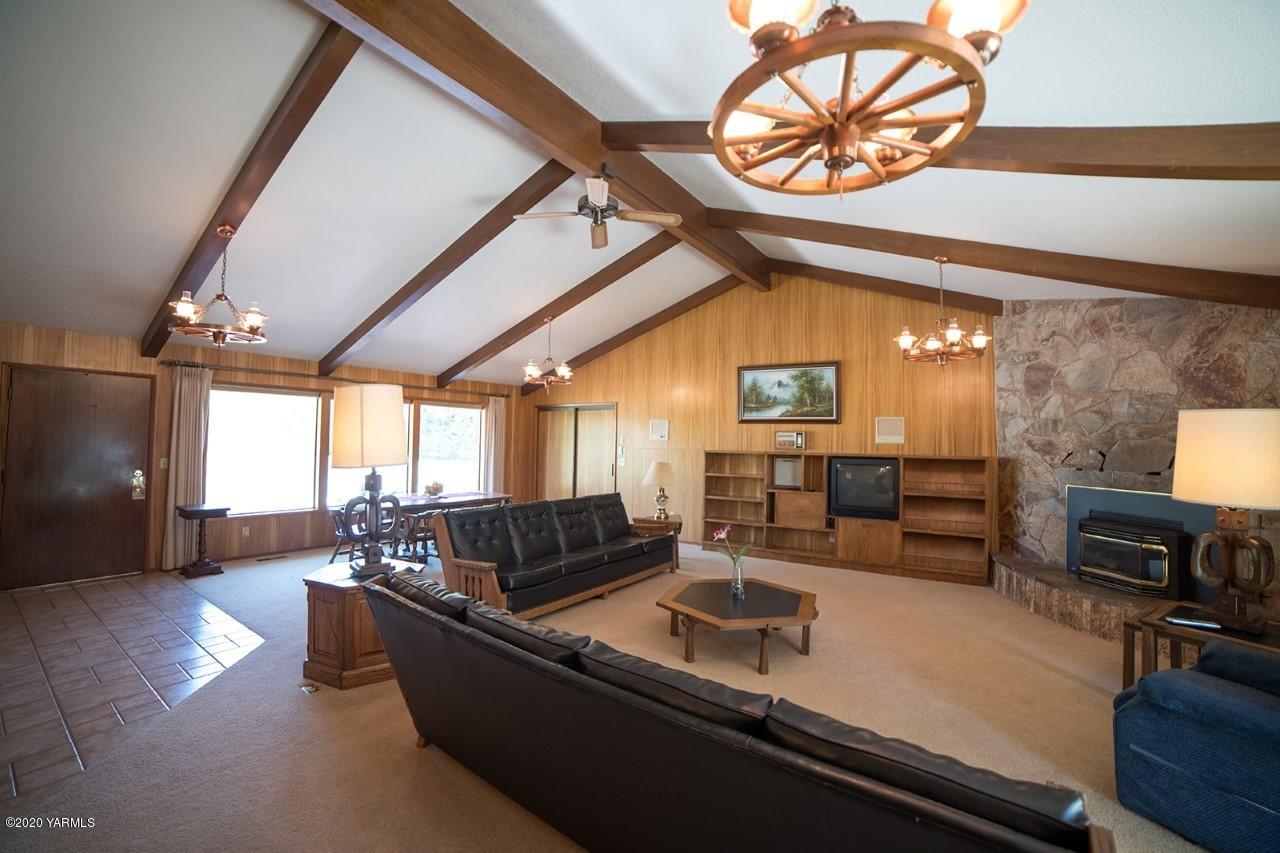 8540-2 Fort Road Wapato, WA 98951 - Photo 4 of 55 GREAT ROOM