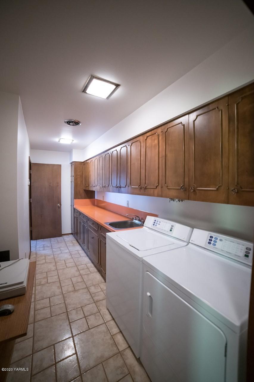 8540-2 Fort Road Wapato, WA 98951 - Photo 31 of 55 a kitchen with a sink and cabinets