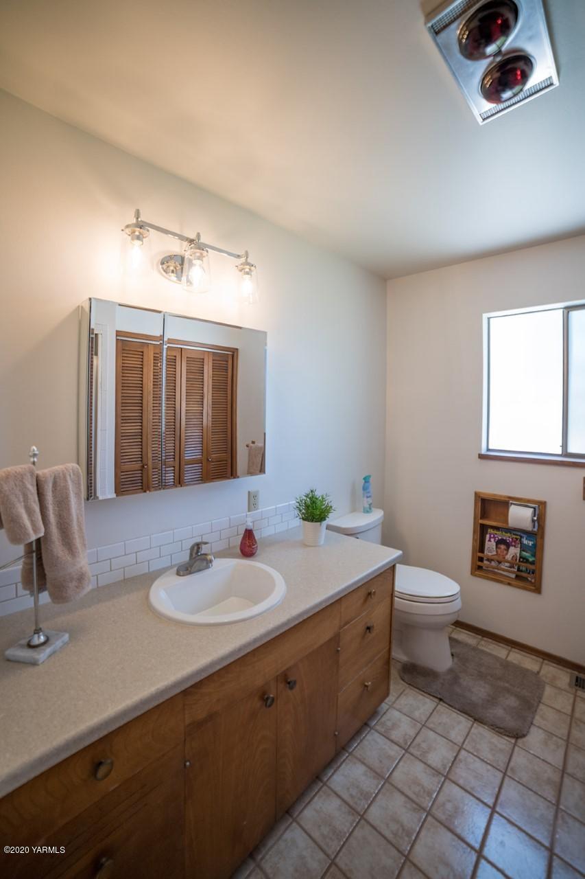 8540-2 Fort Road Wapato, WA 98951 - Photo 32 of 55 a spacious bathroom with a double vanity sink toilet and mirror
