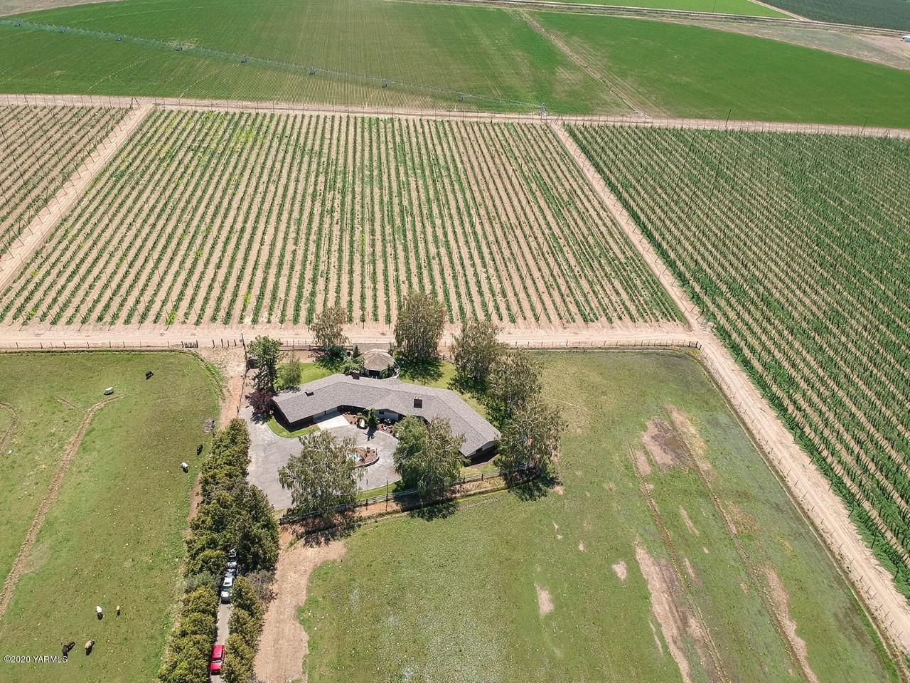 8540-2 Fort Road Wapato, WA 98951 - Photo 39 of 55 a view of a swimming pool