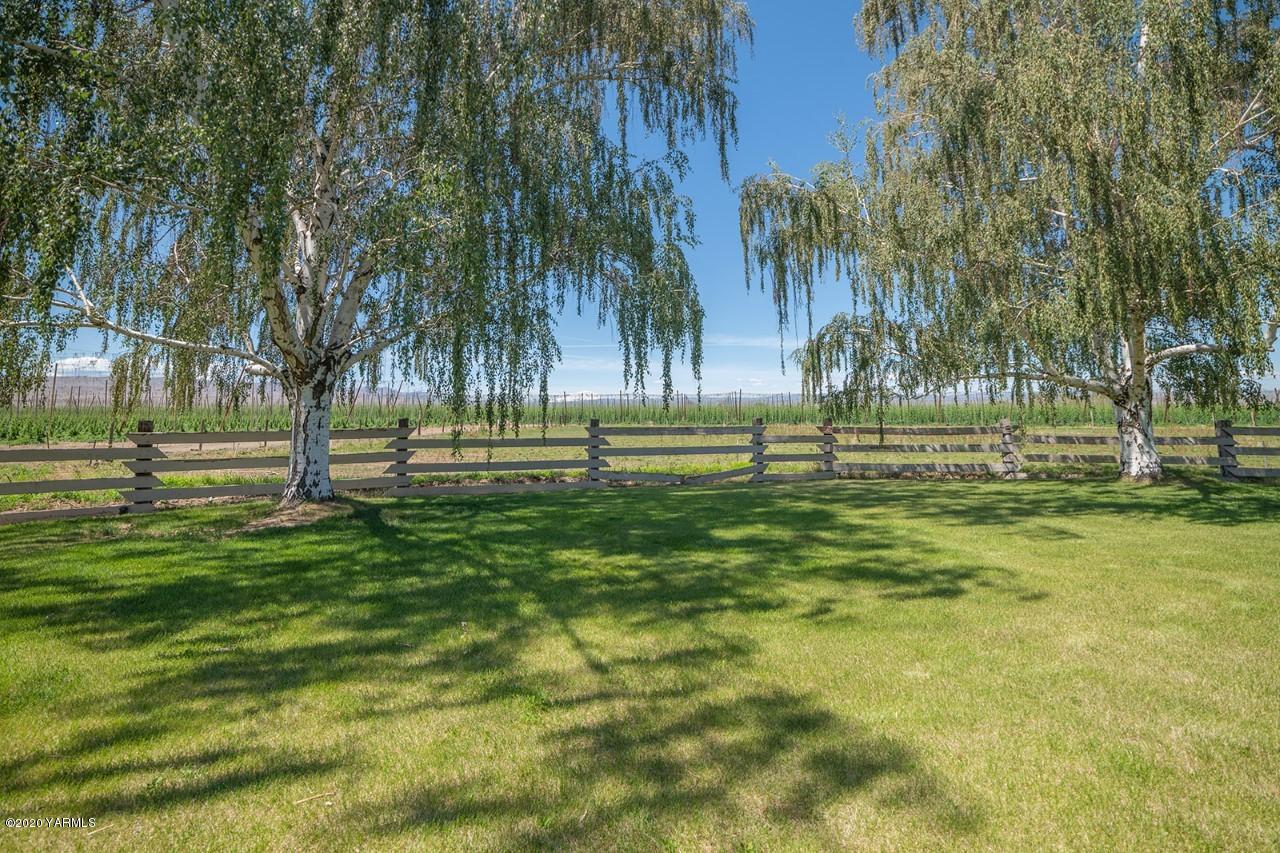 8540-2 Fort Road Wapato, WA 98951 - Photo 43 of 55 a view of grassy field with benches and trees