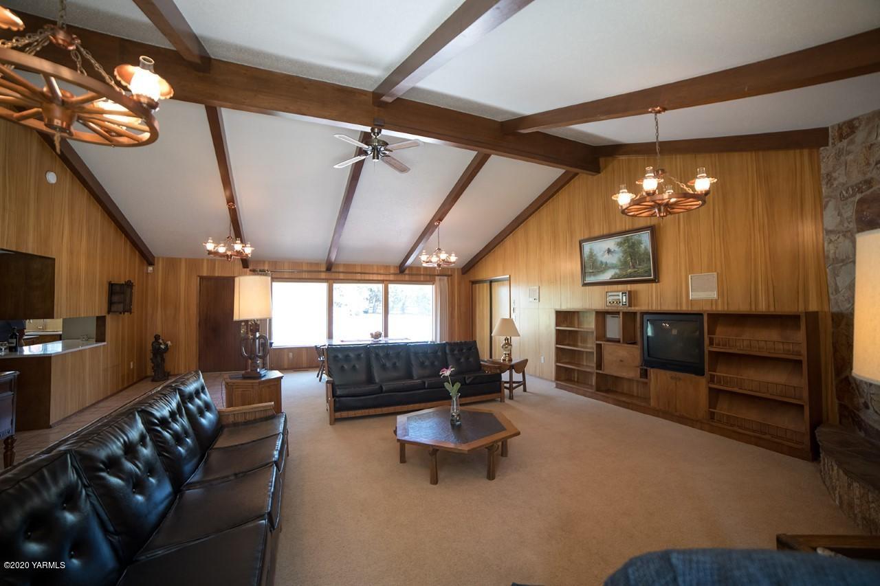 8540-2 Fort Road Wapato, WA 98951 - Photo 48 of 55 a lobby with furniture and chandelier