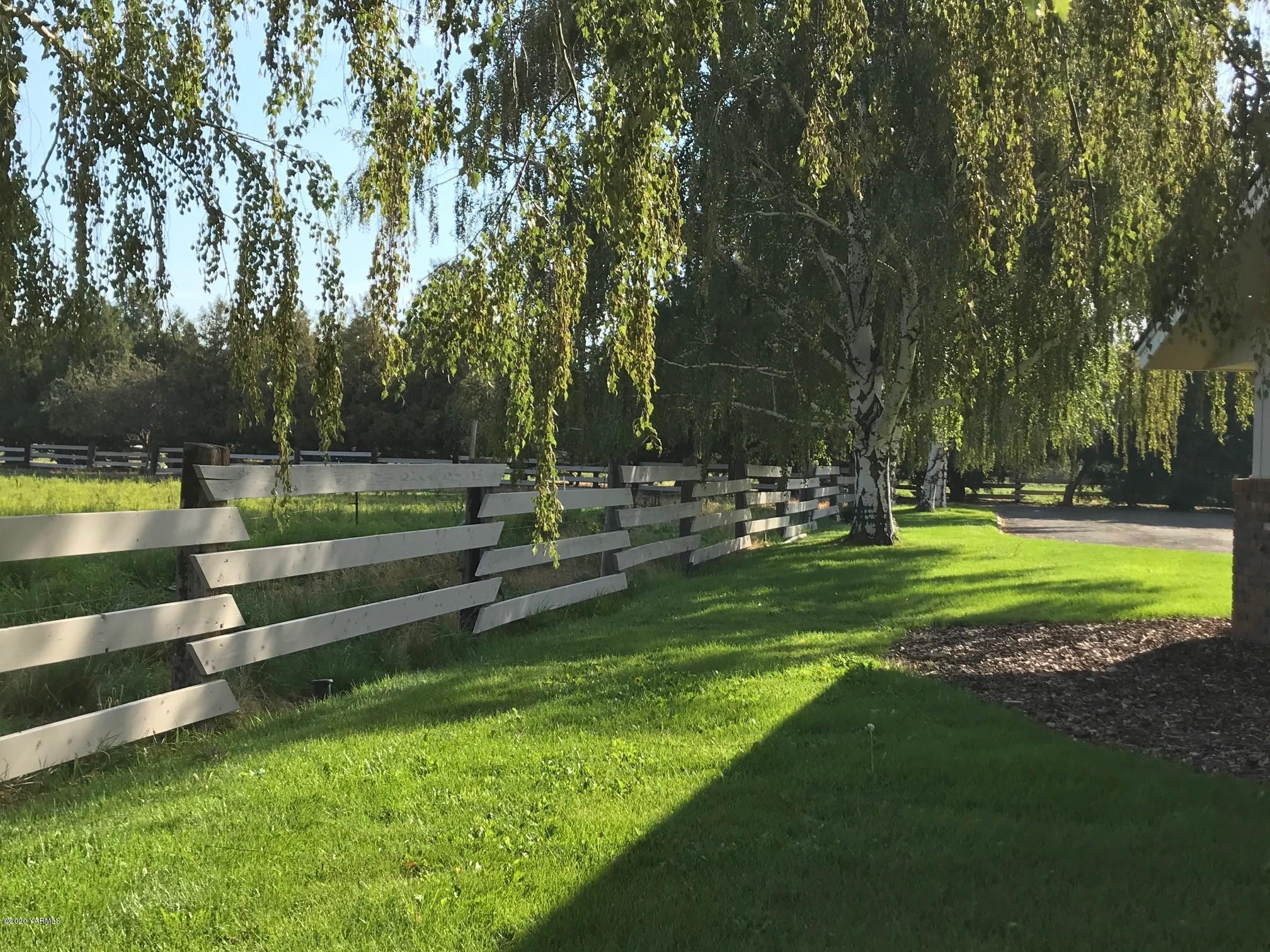 8540-2 Fort Road Wapato, WA 98951 - Photo 51 of 55 a view of a park with large trees
