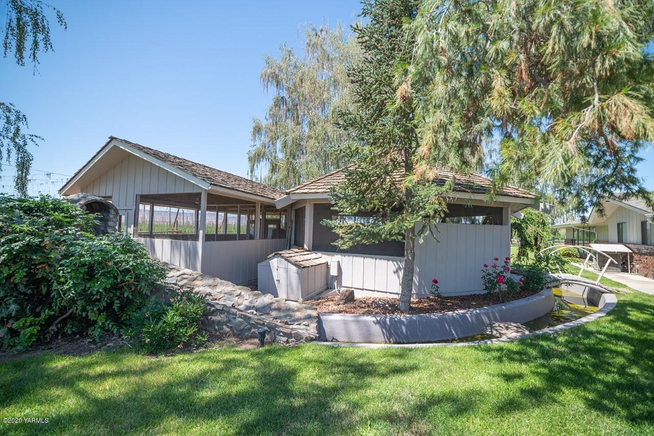 8540-2 Fort Road Wapato, WA 98951 - Photo 7 of 55 a view of a house with a yard and sitting area