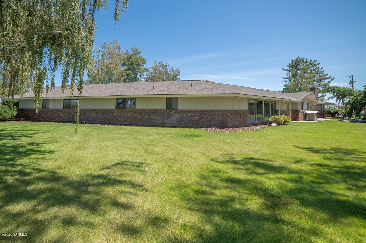 8540-2 Fort Road Wapato, WA 98951 - Photo 8 of 55 a view of house with a big yard