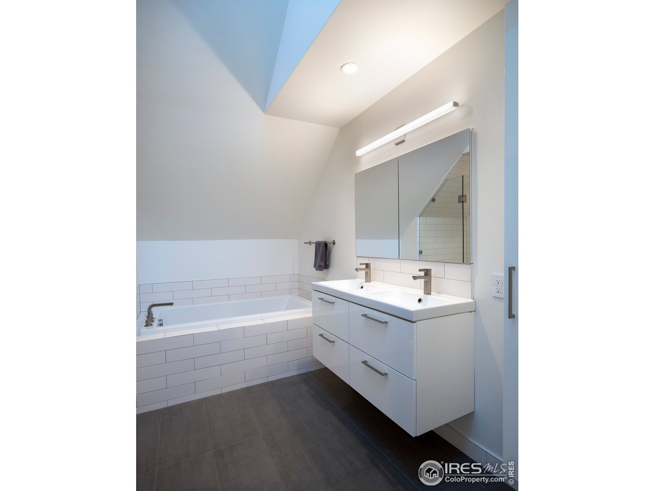 704 Concord Avenue Boulder, CO 80304 - Photo 20 of 27 a bathroom with a sink and a bathtub