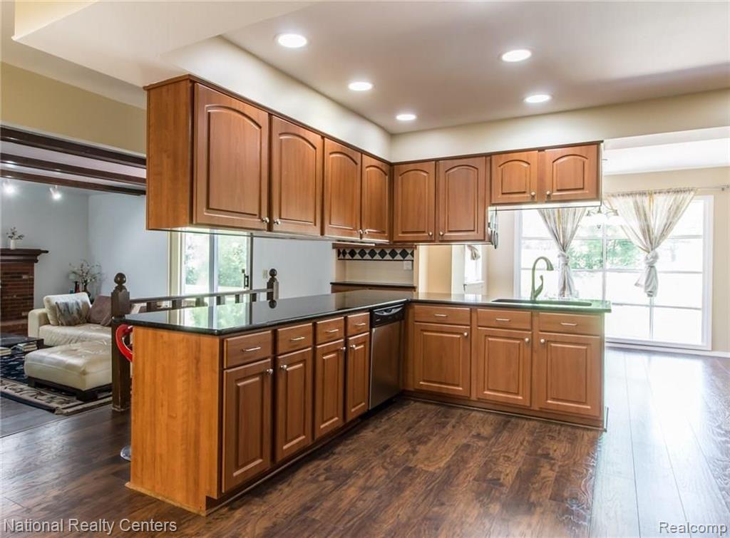 752 Lion Street Rochester Hills, MI 48307 - Photo 3 of 24